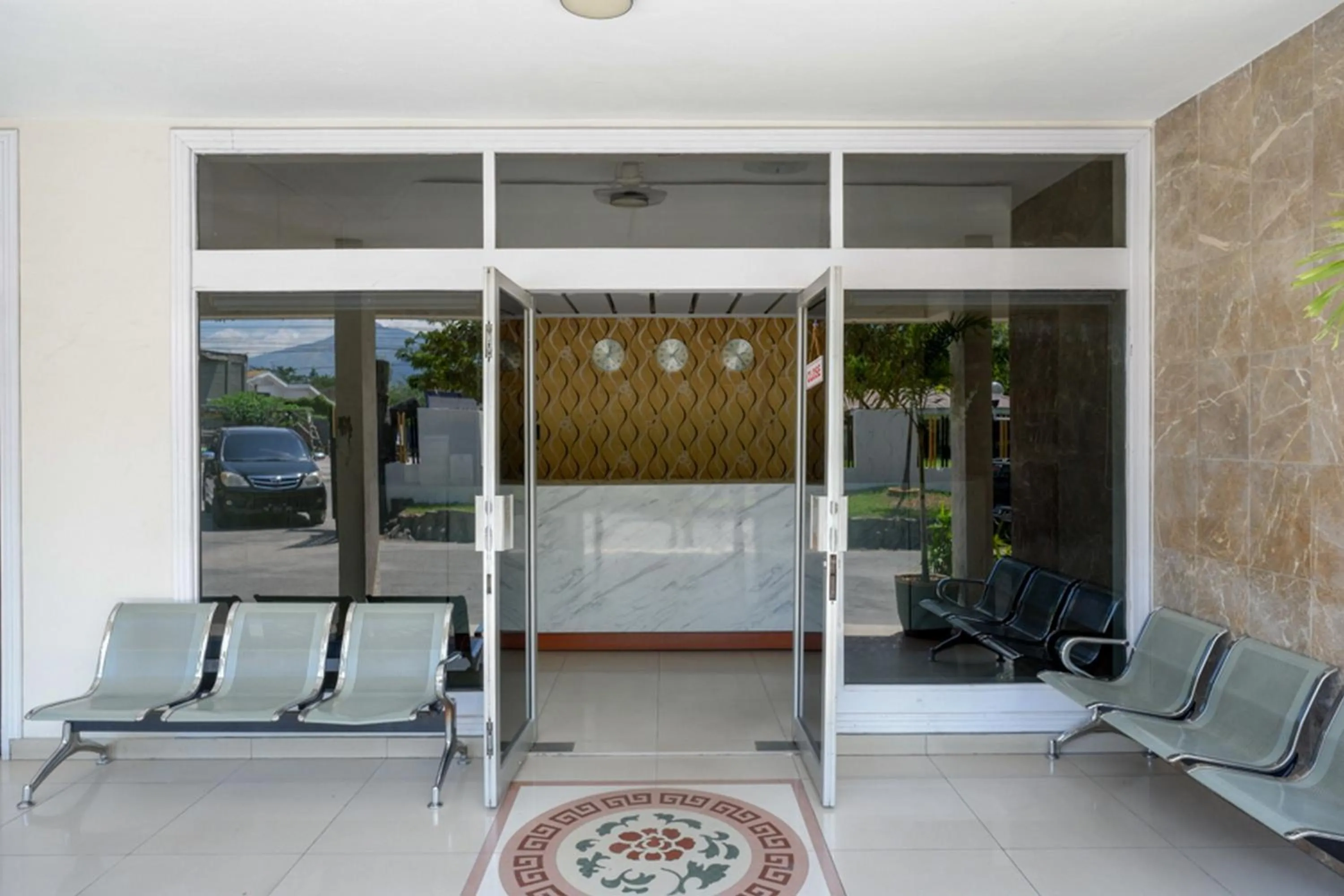 RedDoorz Plus Syariah at Alam Raya Hotel