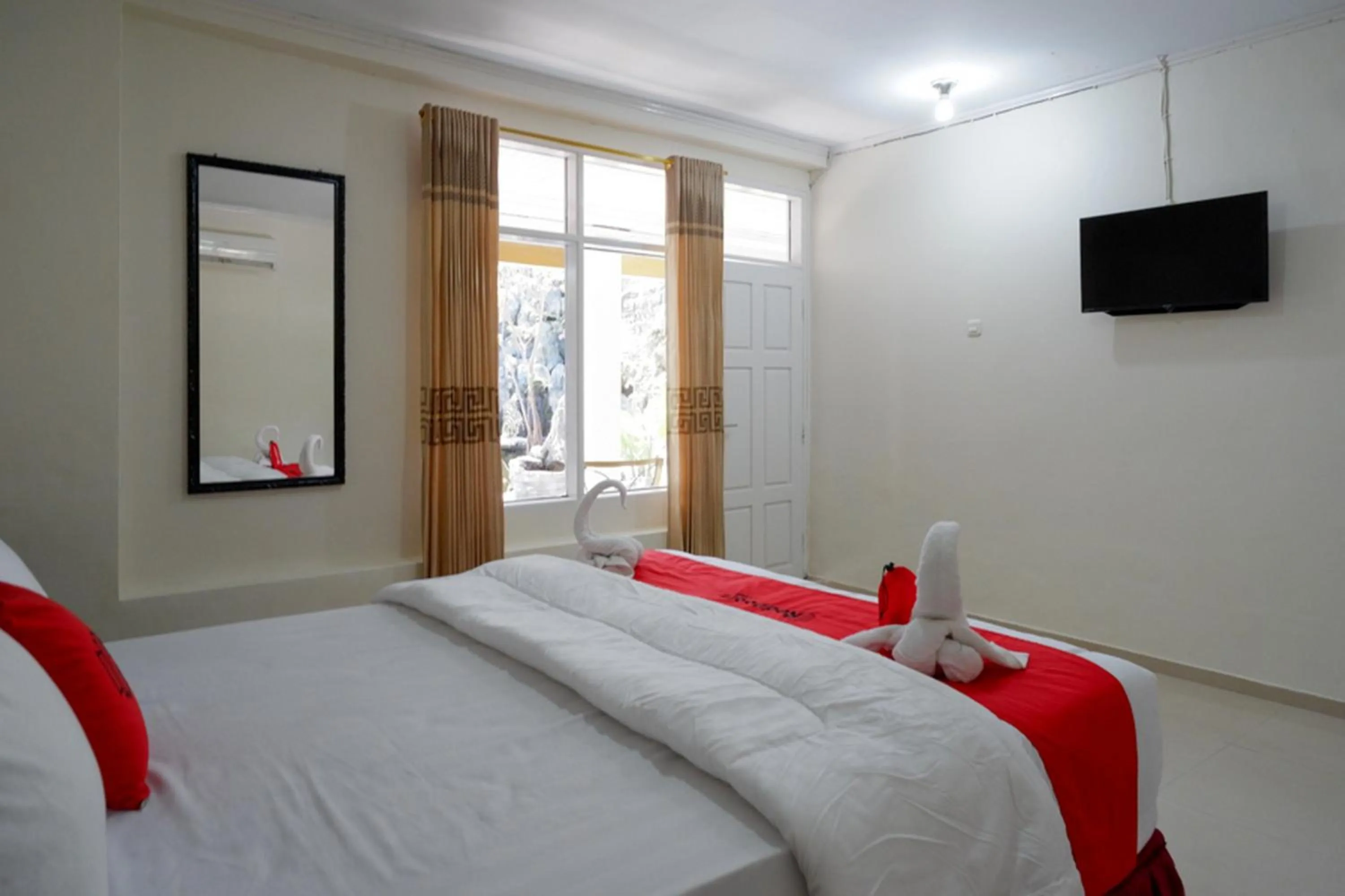 Bedroom in RedDoorz Plus Syariah at Alam Raya Hotel