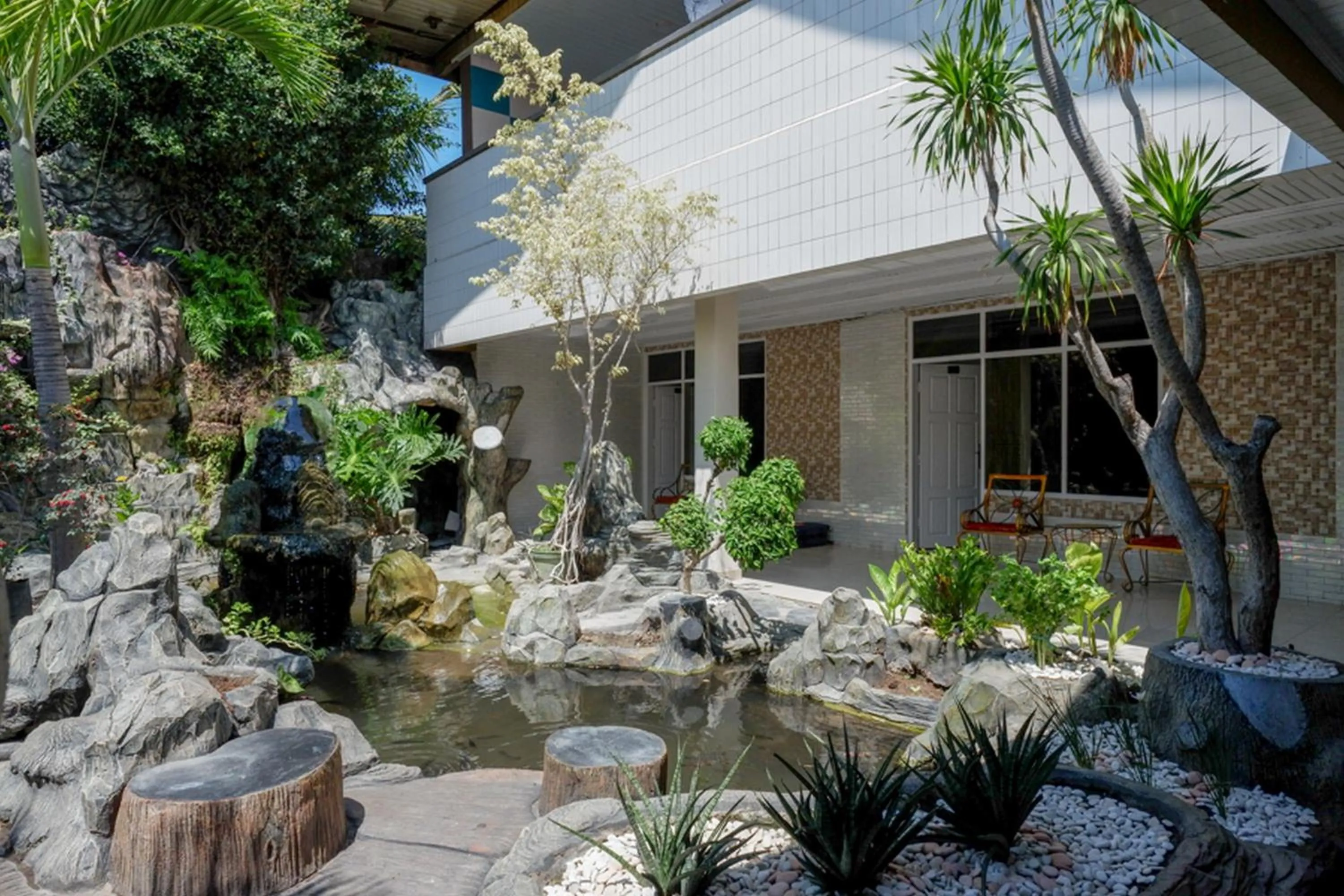 RedDoorz Plus Syariah at Alam Raya Hotel