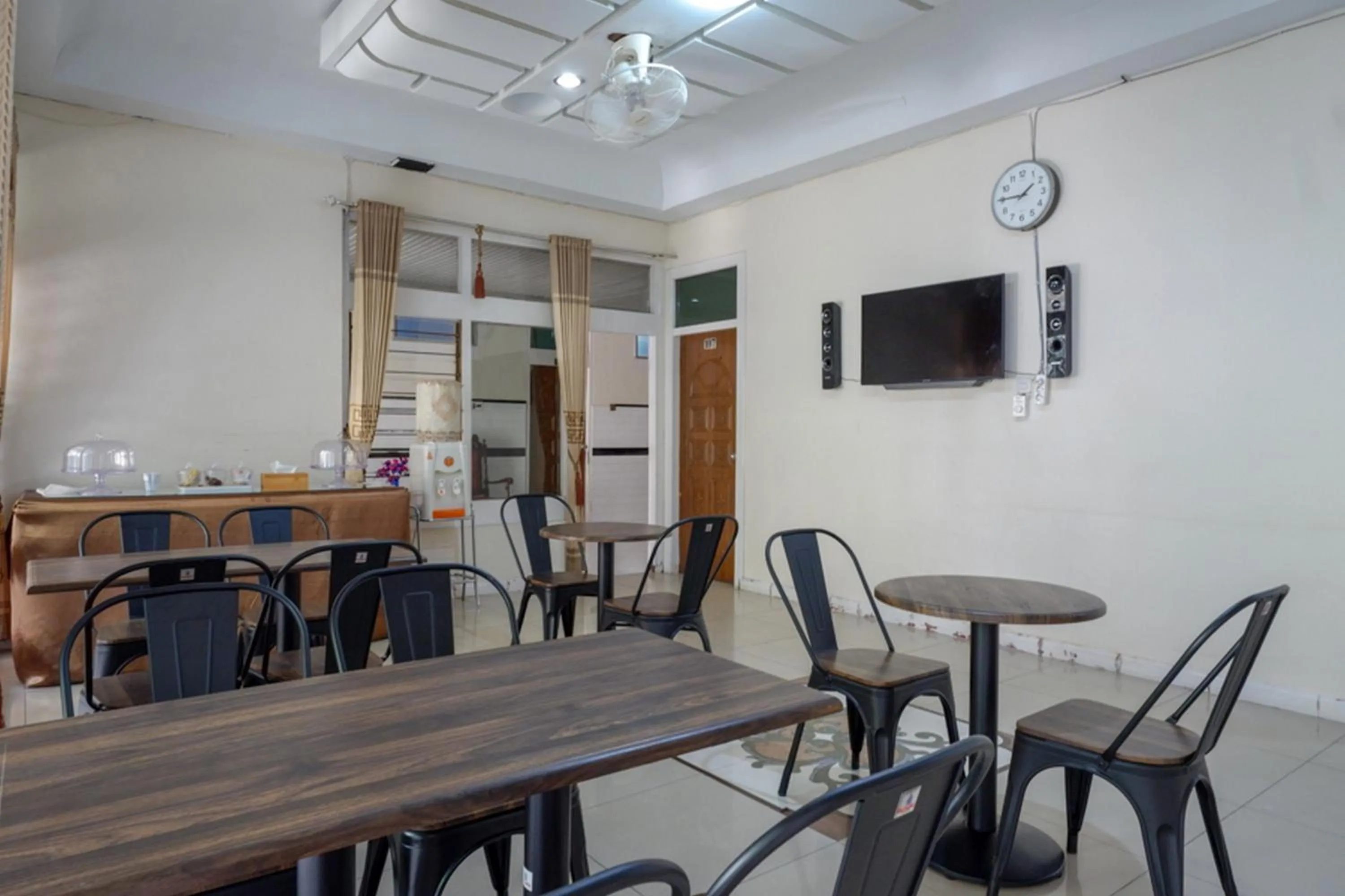 Restaurant/places to eat in RedDoorz Plus Syariah at Alam Raya Hotel