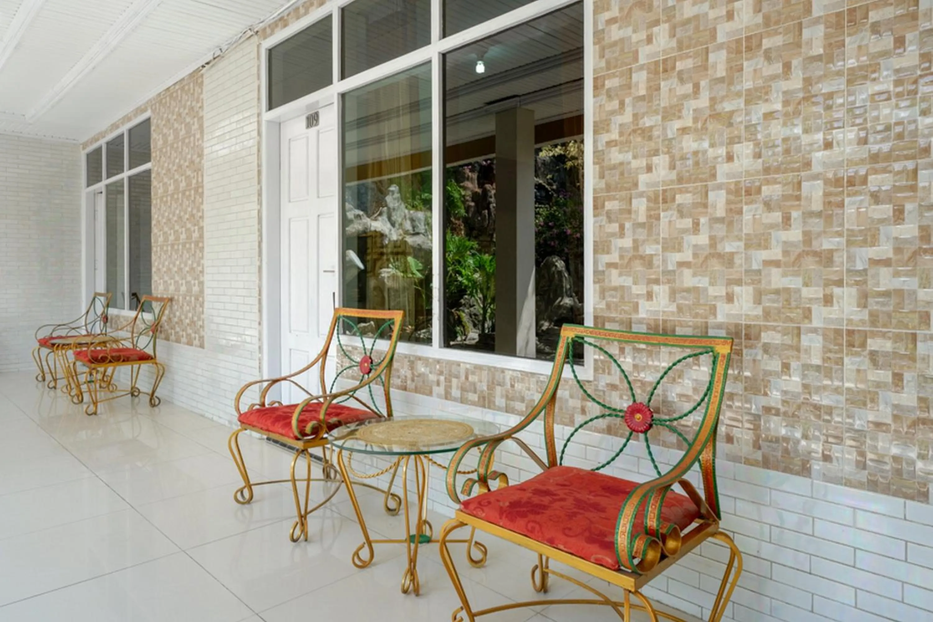 RedDoorz Plus Syariah at Alam Raya Hotel