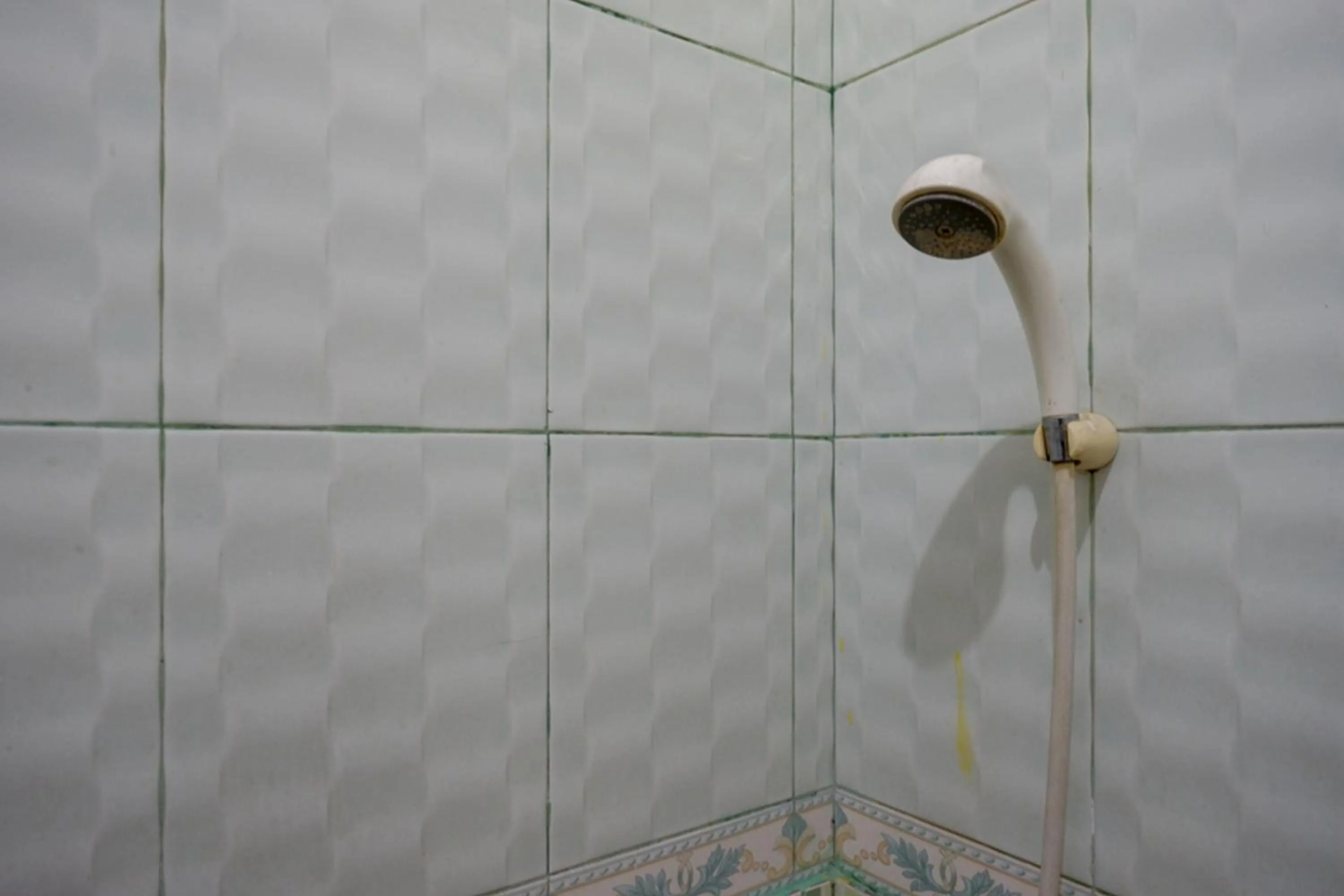 Bathroom in RedDoorz Plus Syariah at Alam Raya Hotel