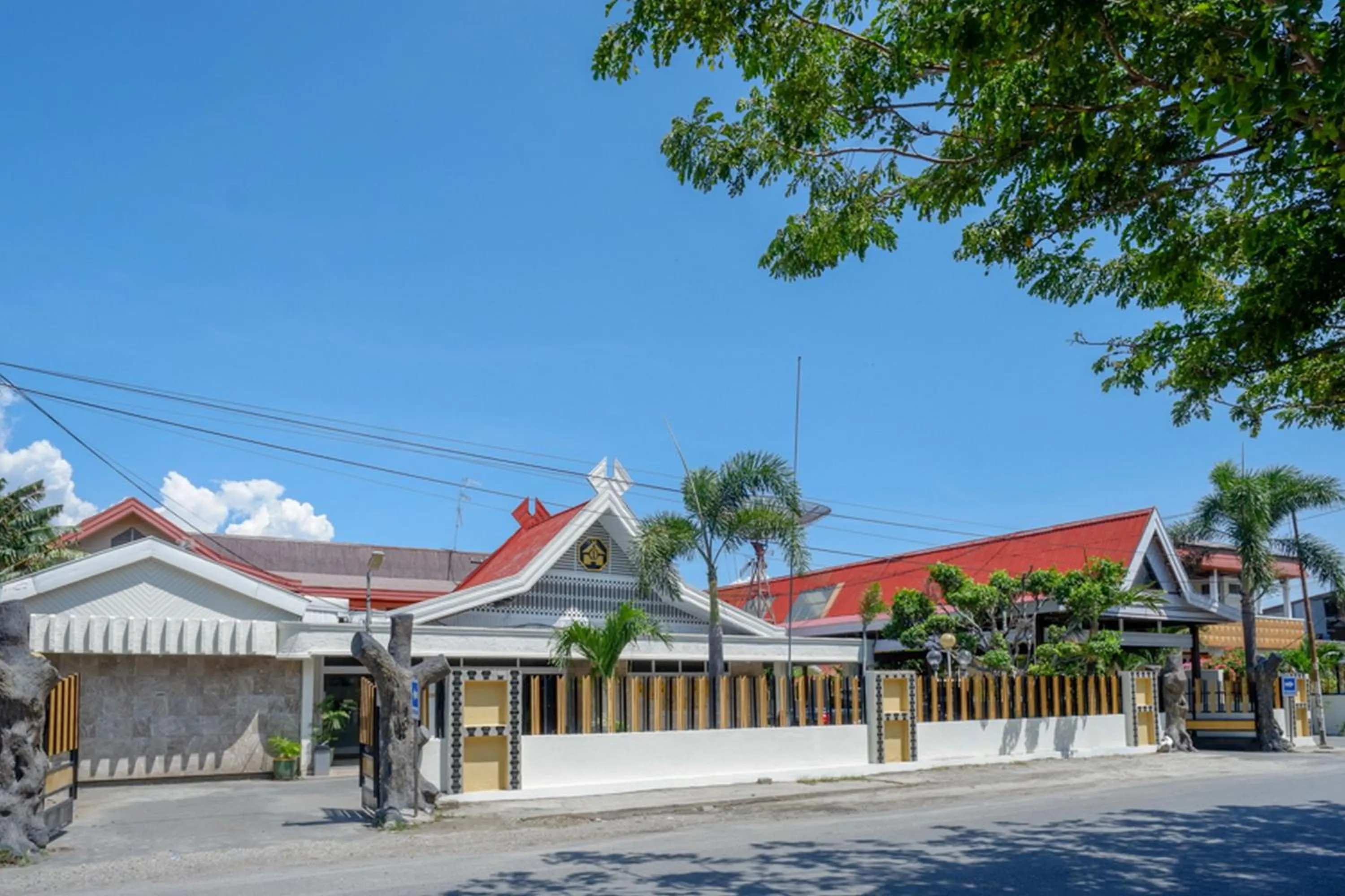 Facade/entrance in RedDoorz Plus Syariah at Alam Raya Hotel