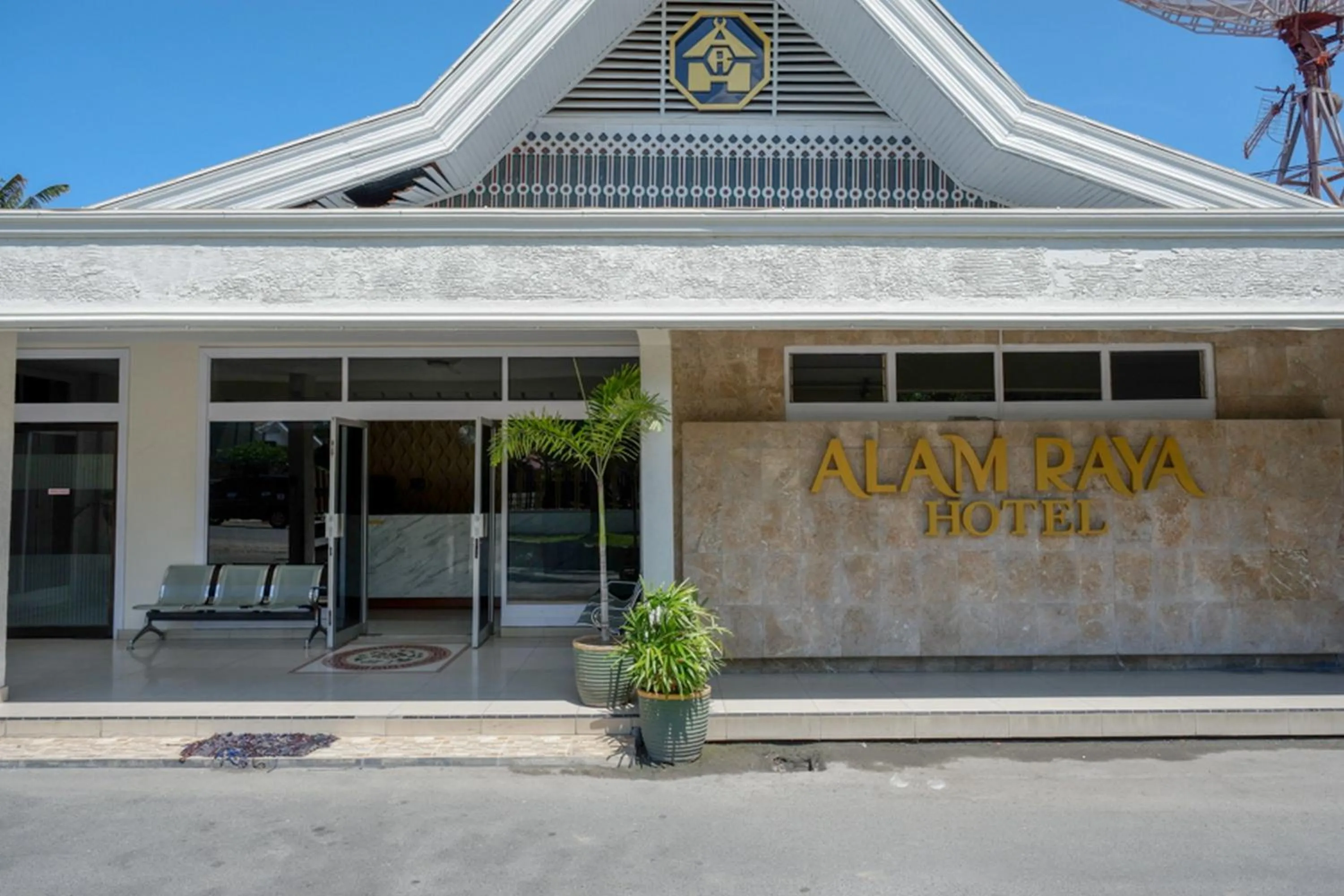 RedDoorz Plus Syariah at Alam Raya Hotel