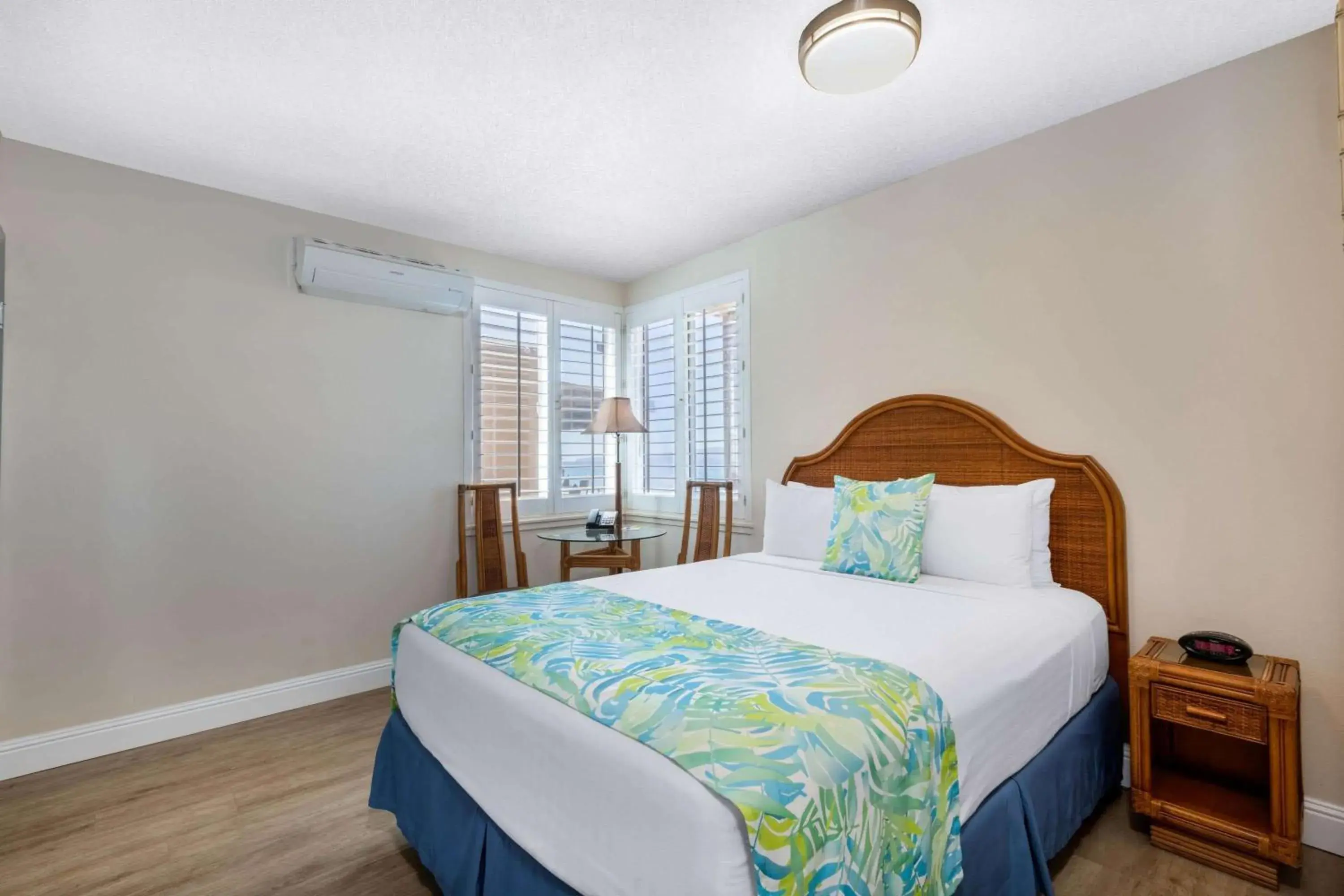 Bedroom, Bed in Days Inn by Wyndham Maui Oceanfront Bedroom, Bed in Days Inn by Wyndham Maui Oceanfront