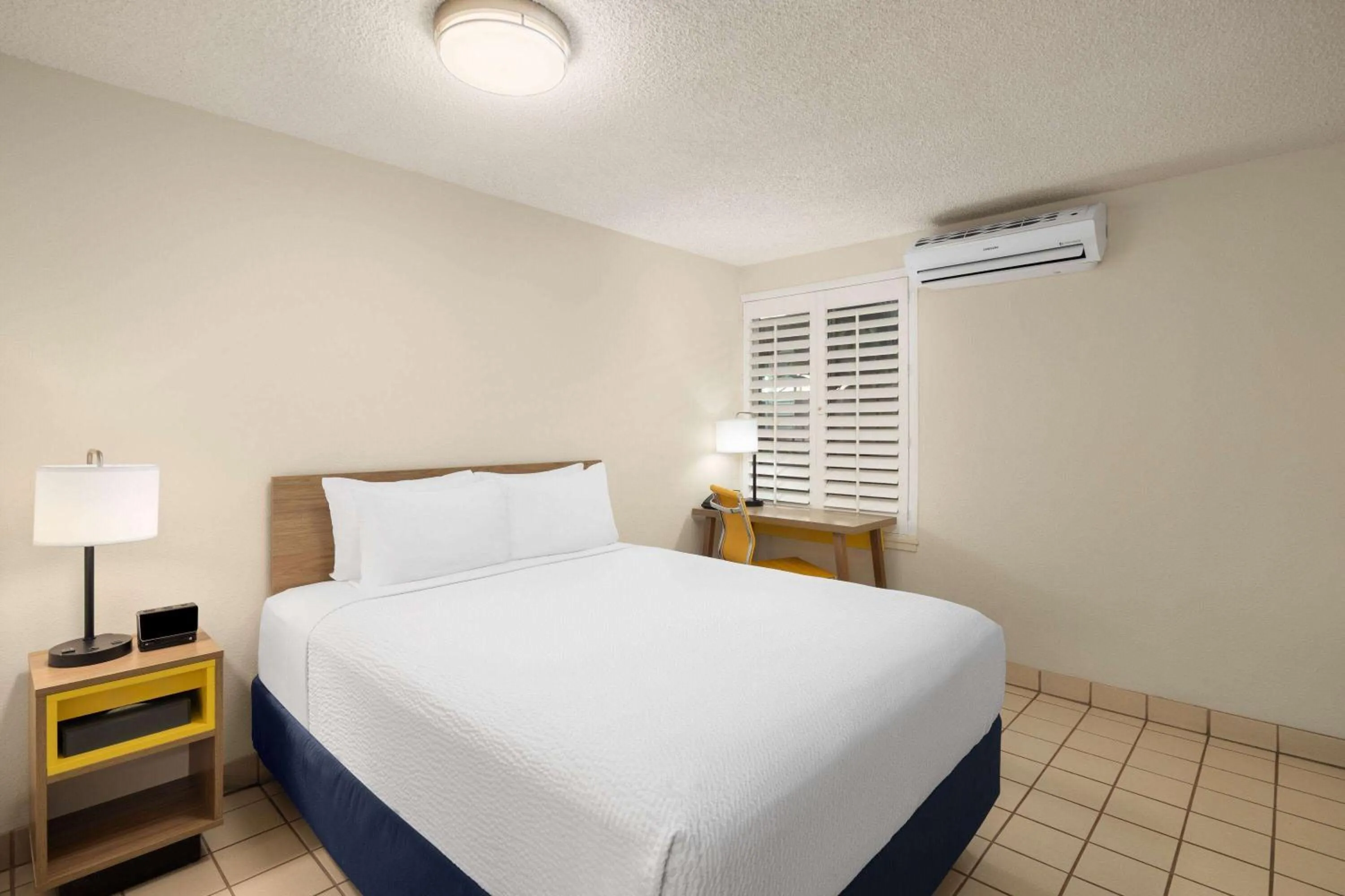 Photo of the whole room, Bed in Days Inn by Wyndham Maui Oceanfront