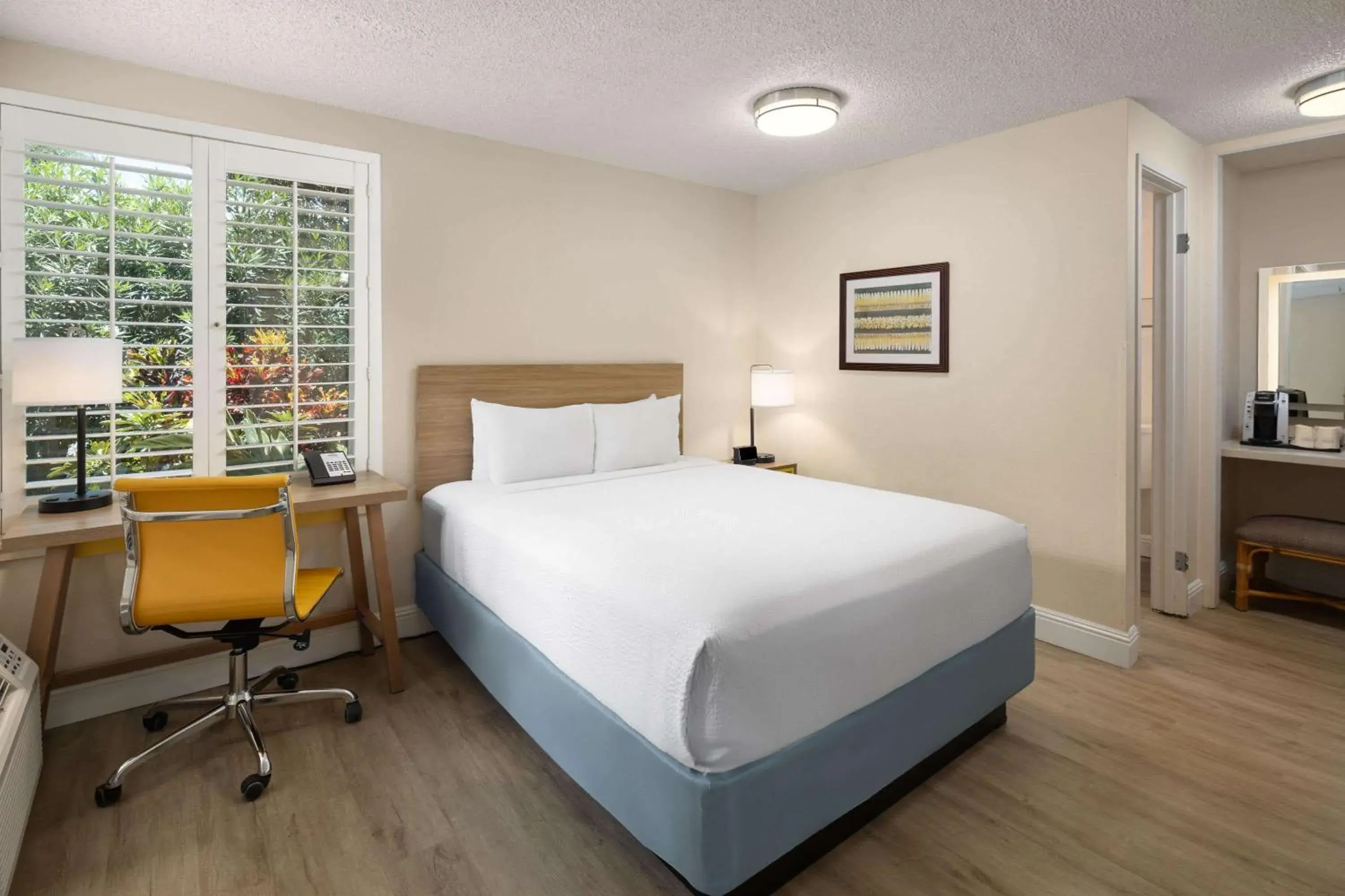 Photo of the whole room, Bed in Days Inn by Wyndham Maui Oceanfront Photo of the whole room, Bed in Days Inn by Wyndham Maui Oceanfront