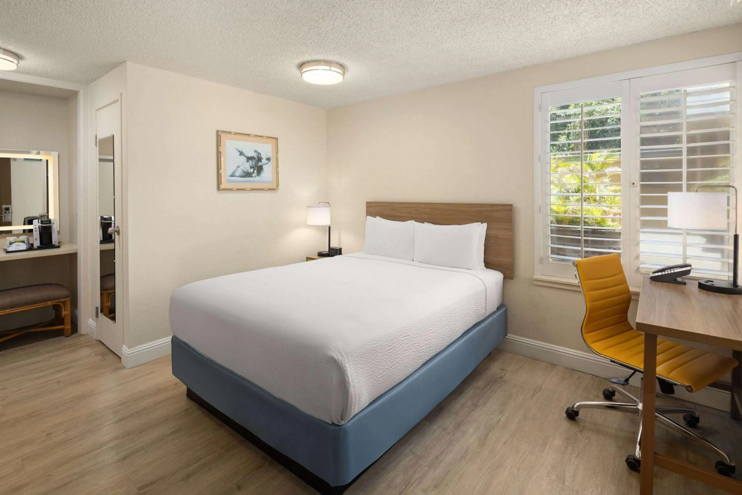 Photo of the whole room, Bed in Days Inn by Wyndham Maui Oceanfront