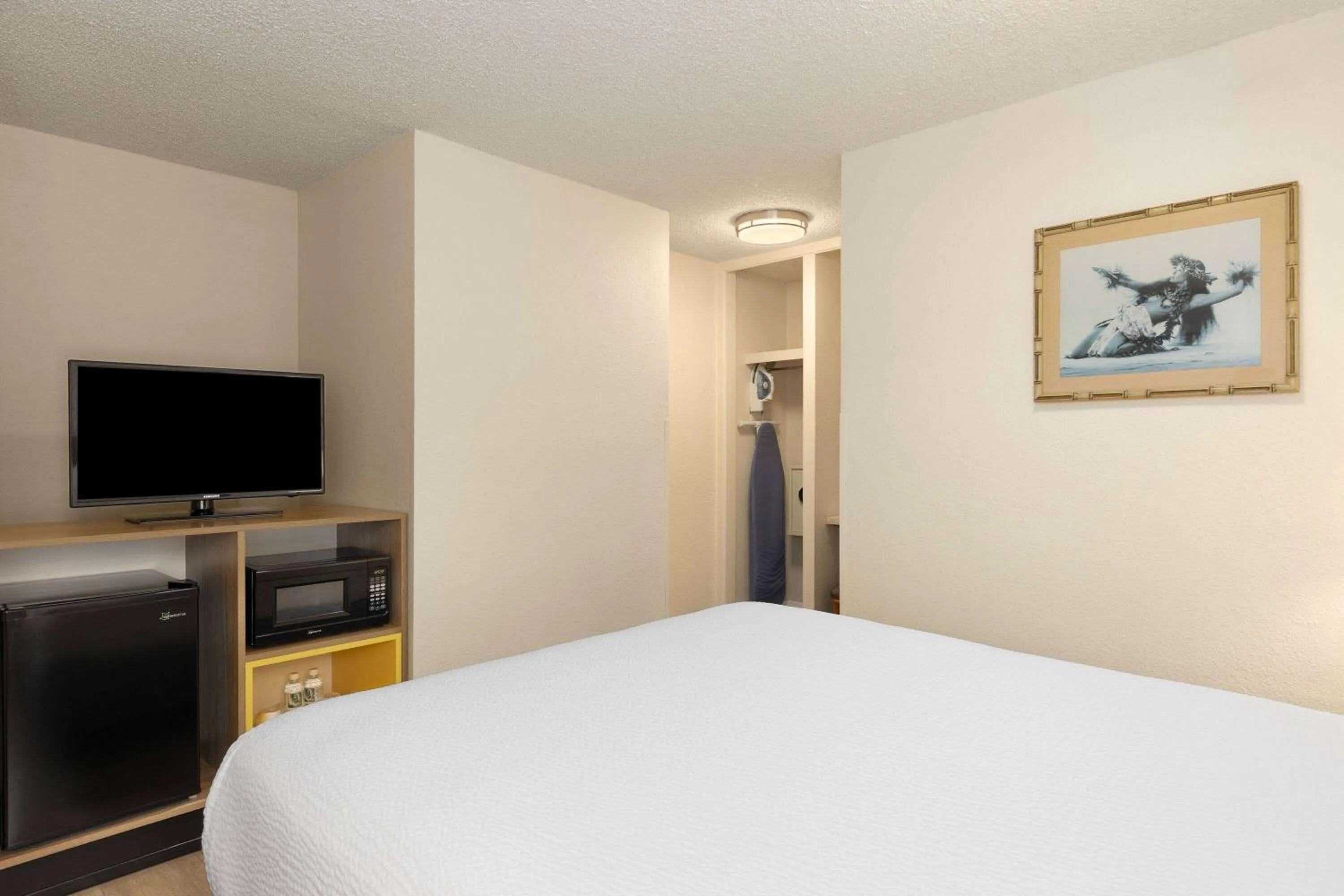 Photo of the whole room, Bed in Days Inn by Wyndham Maui Oceanfront