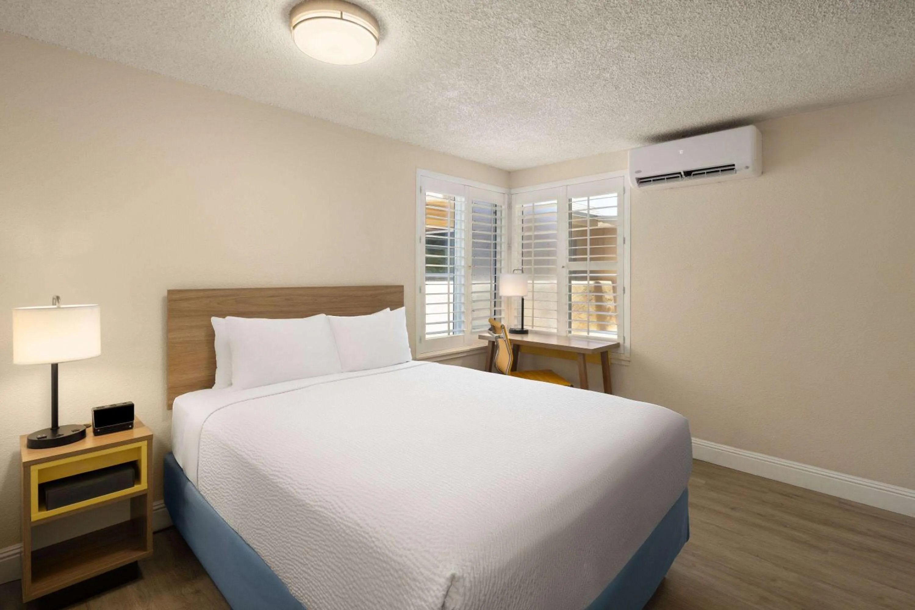 Photo of the whole room, Bed in Days Inn by Wyndham Maui Oceanfront