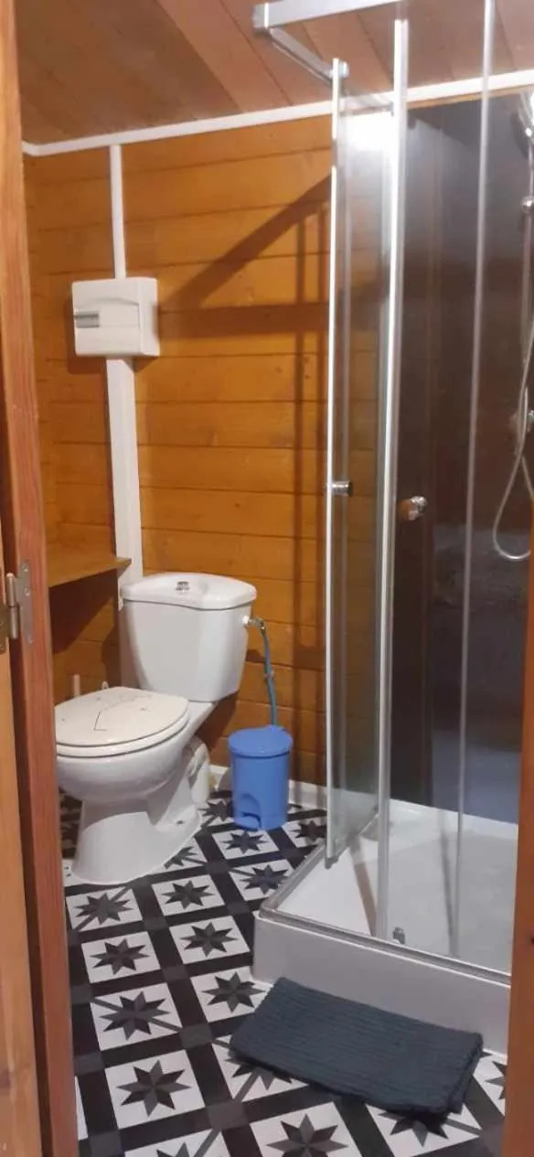 Shower in Chambre La Caunette