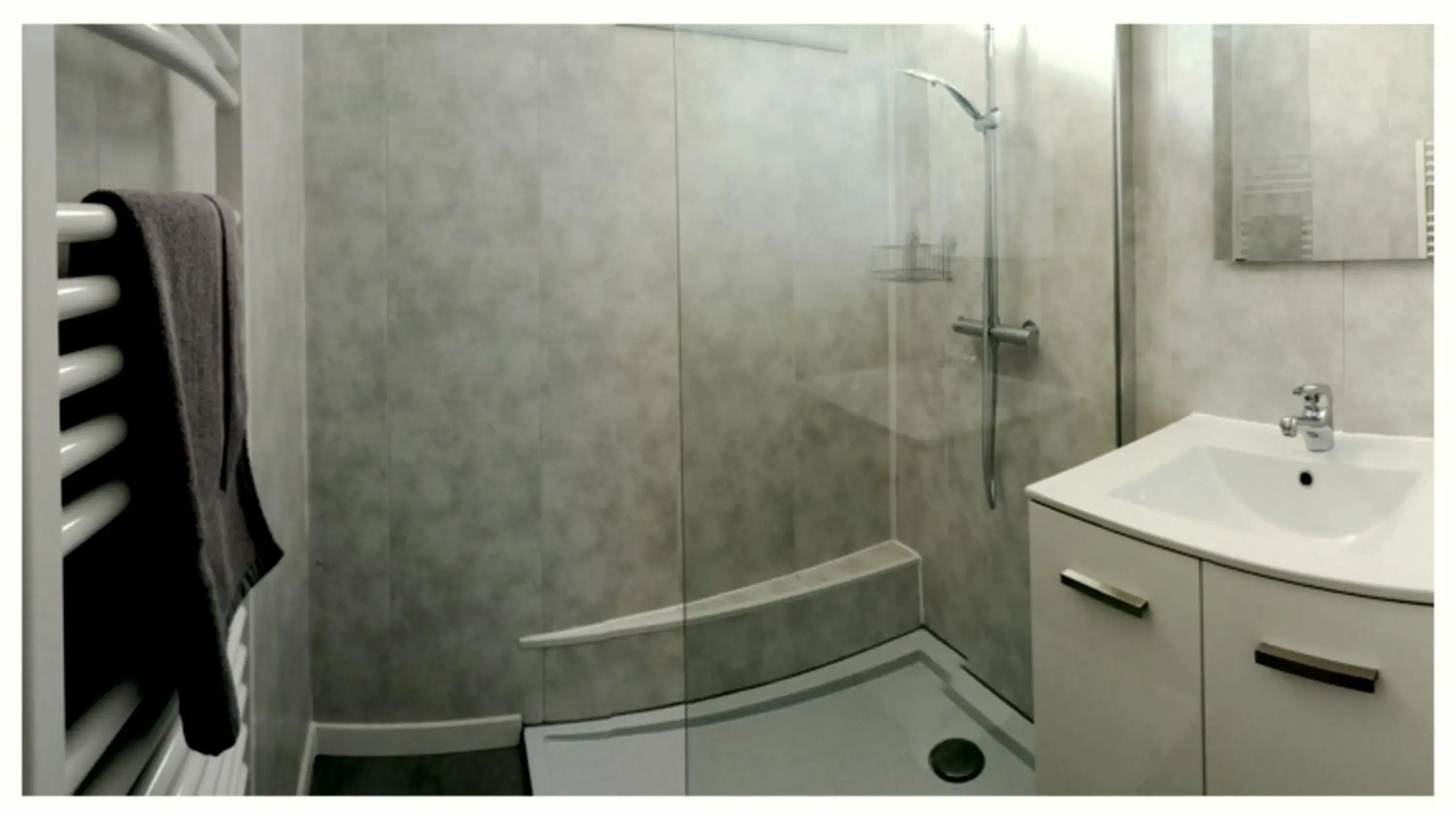 Standard Twin Room with Shared Bathroom in Chambre La Caunette Standard Twin Room with Shared Bathroom in Chambre La Caunette