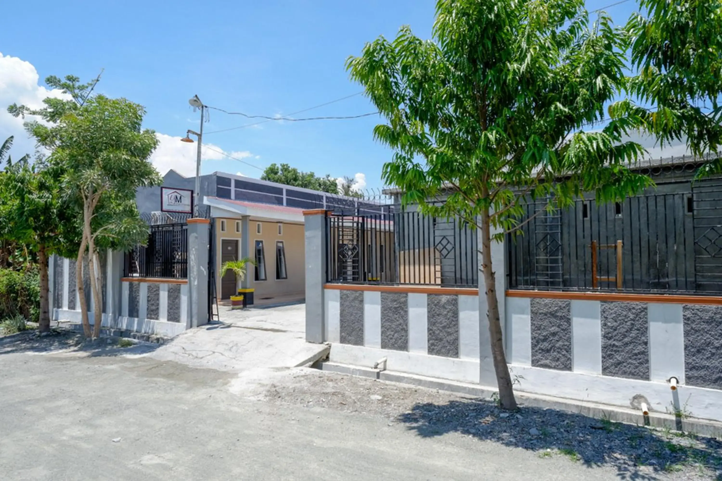 Property building in RedDoorz Syariah near Mutiara SIS Al Jufrie Airport Palu 2 Property building in RedDoorz Syariah near Mutiara SIS Al Jufrie Airport Palu 2