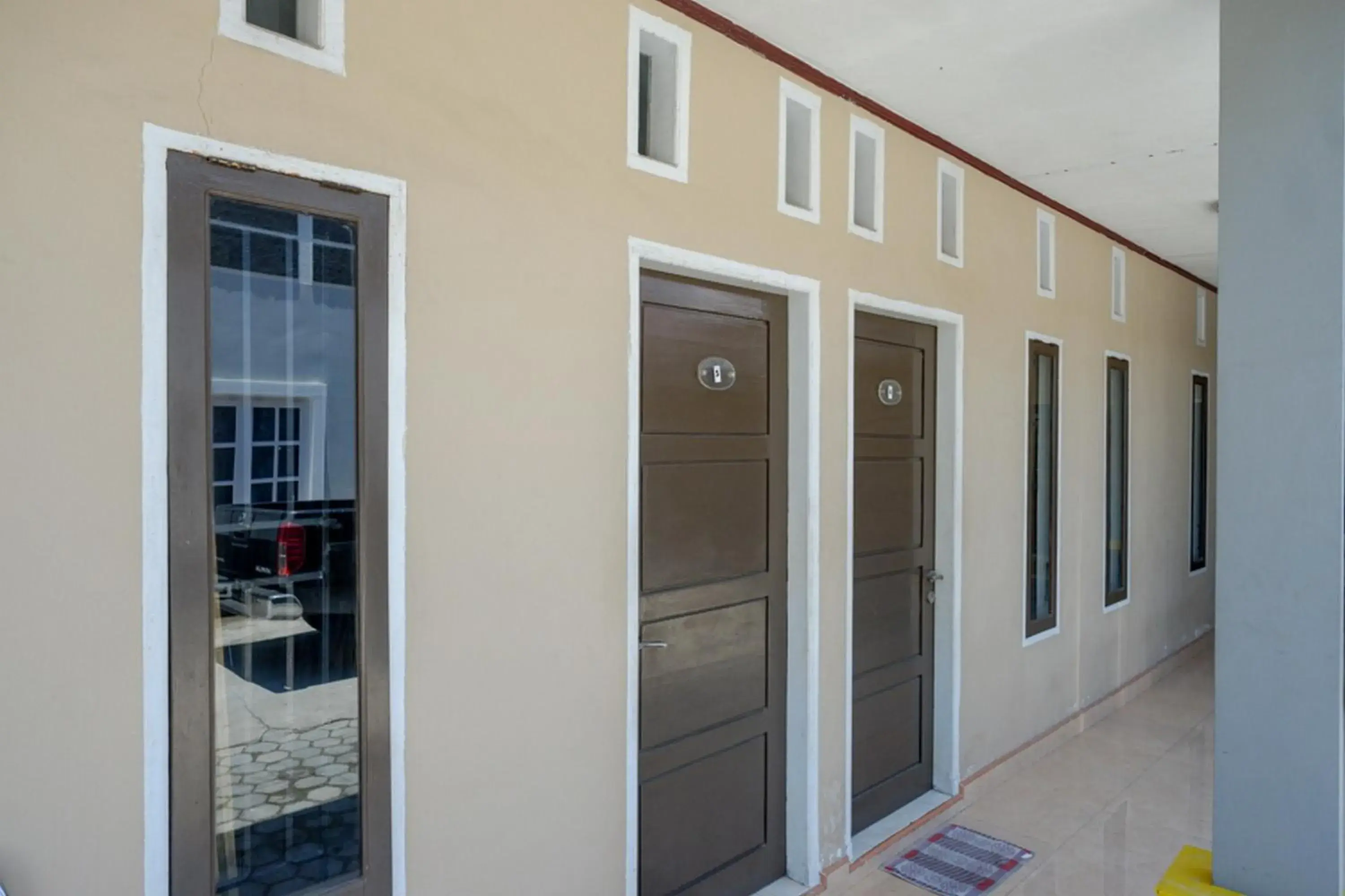 Property building in RedDoorz Syariah near Mutiara SIS Al Jufrie Airport Palu 2 Property building in RedDoorz Syariah near Mutiara SIS Al Jufrie Airport Palu 2