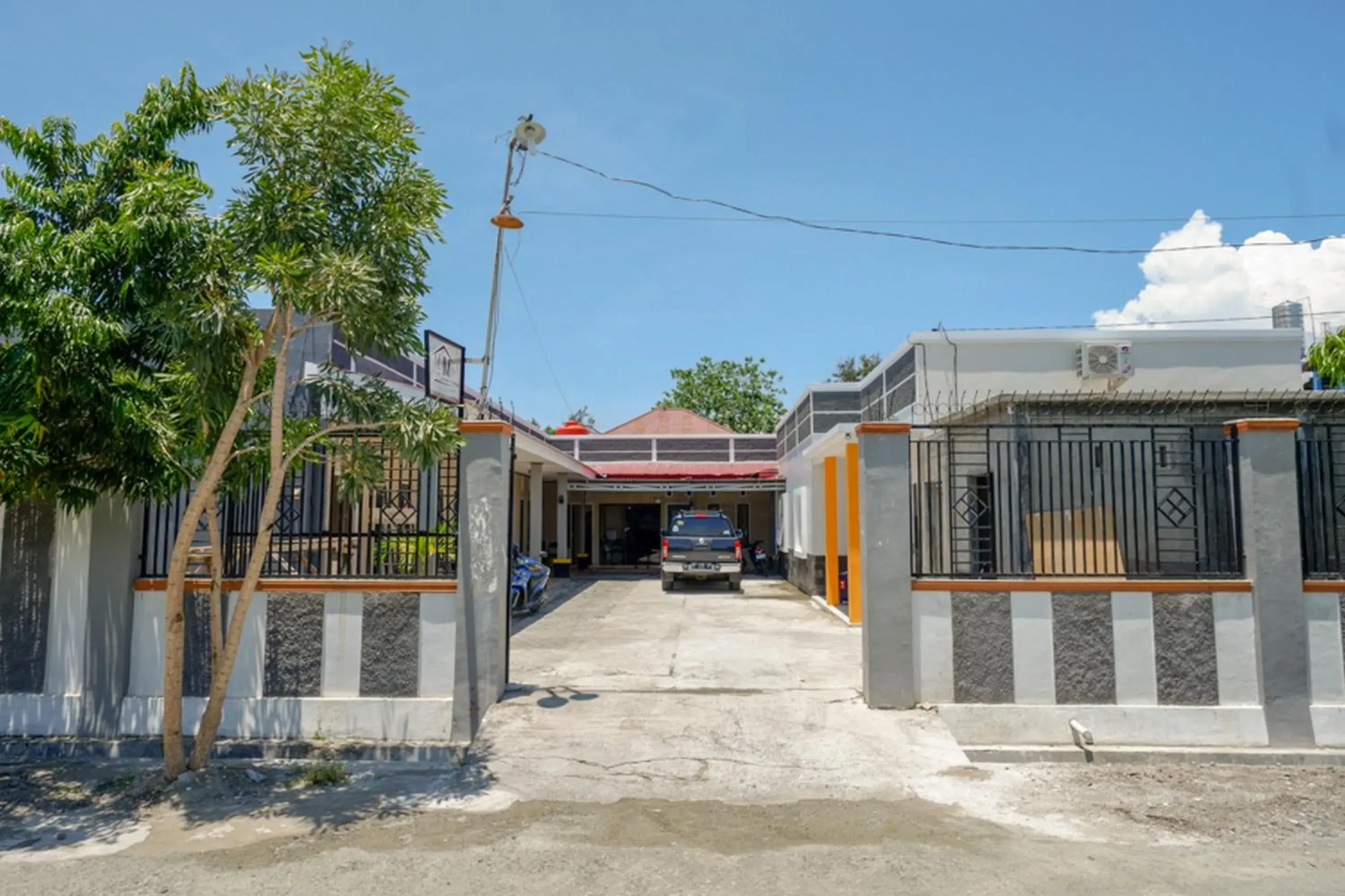 Property building in RedDoorz Syariah near Mutiara SIS Al Jufrie Airport Palu 2 Property building in RedDoorz Syariah near Mutiara SIS Al Jufrie Airport Palu 2