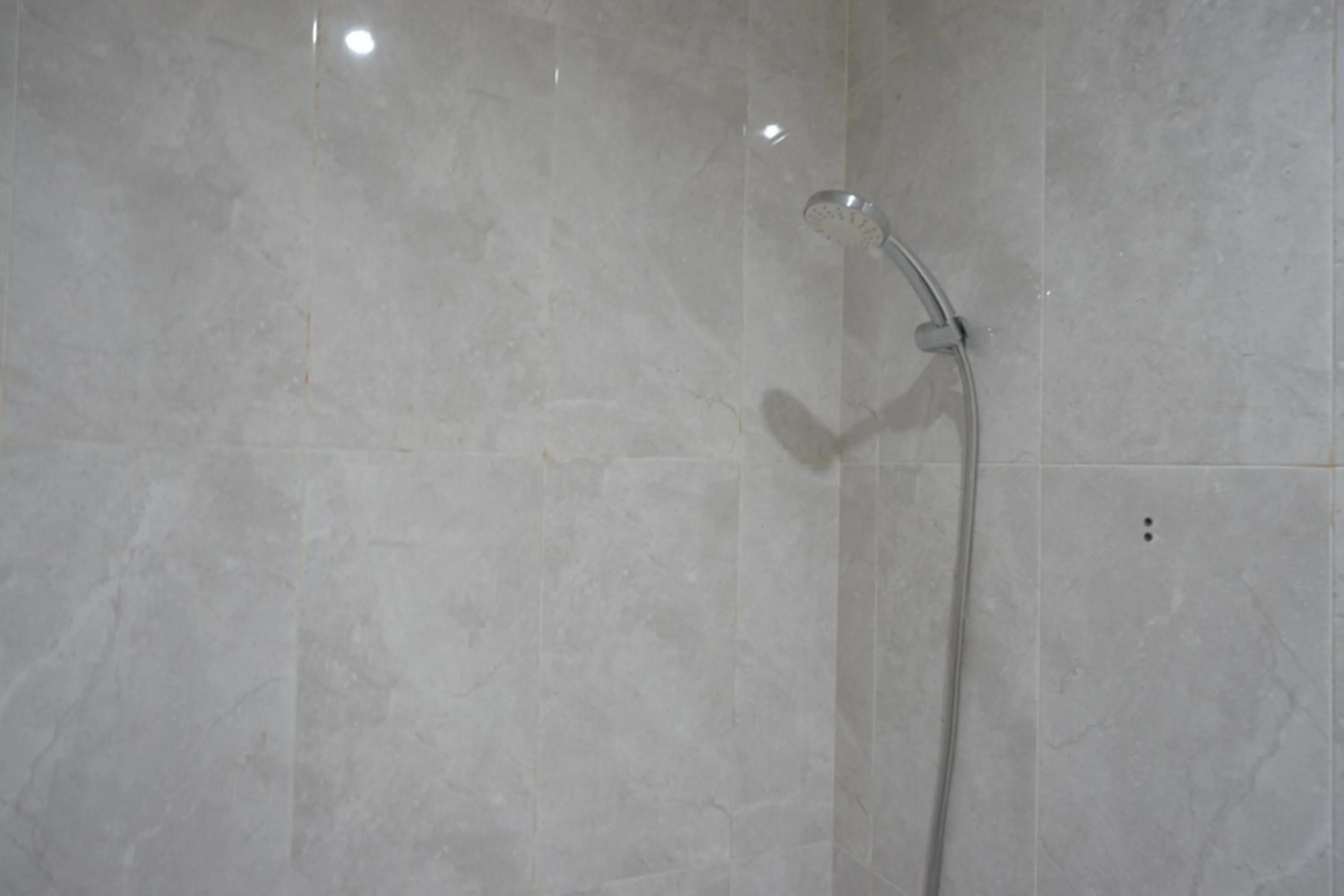 Shower in RedDoorz Syariah near Mutiara SIS Al Jufrie Airport Palu 2