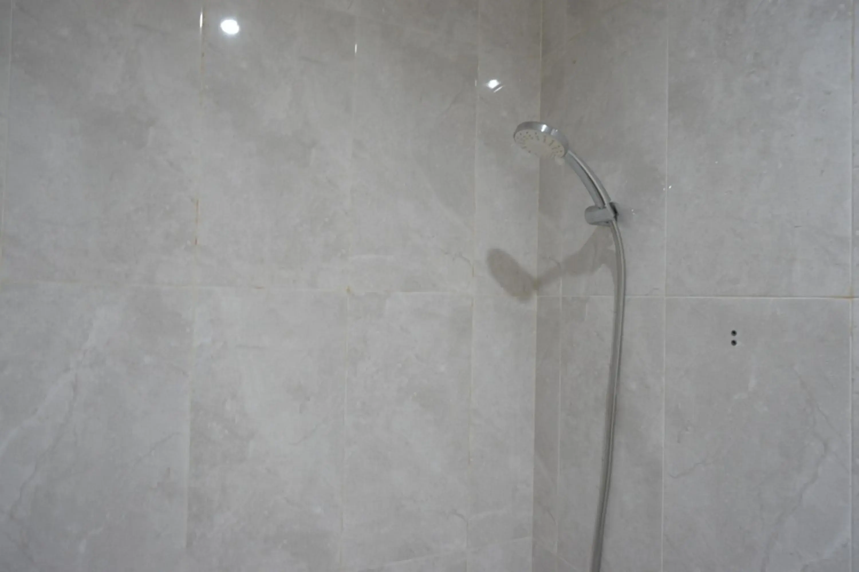 Shower in RedDoorz Syariah near Mutiara SIS Al Jufrie Airport Palu 2 Shower in RedDoorz Syariah near Mutiara SIS Al Jufrie Airport Palu 2