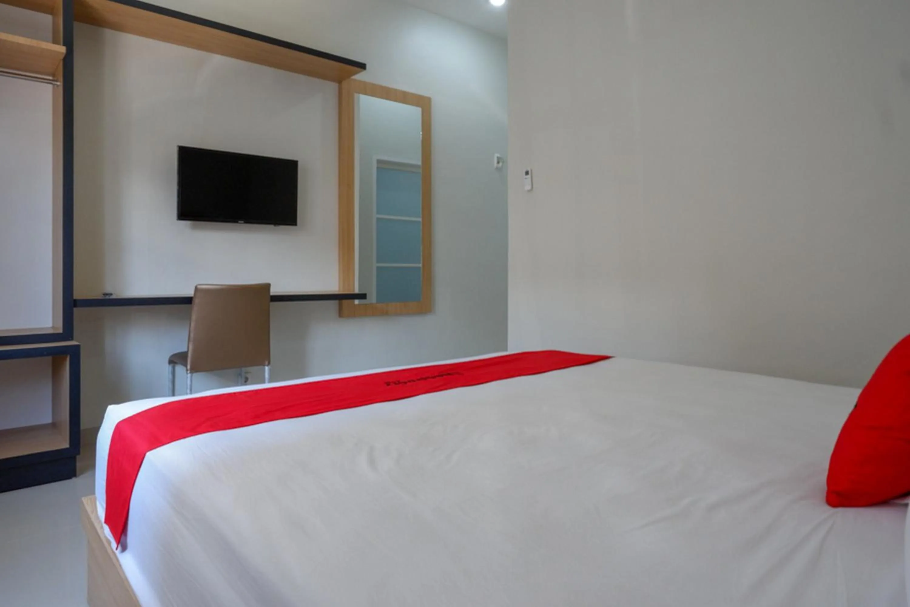 Bed in RedDoorz Syariah near Mutiara SIS Al Jufrie Airport Palu 2