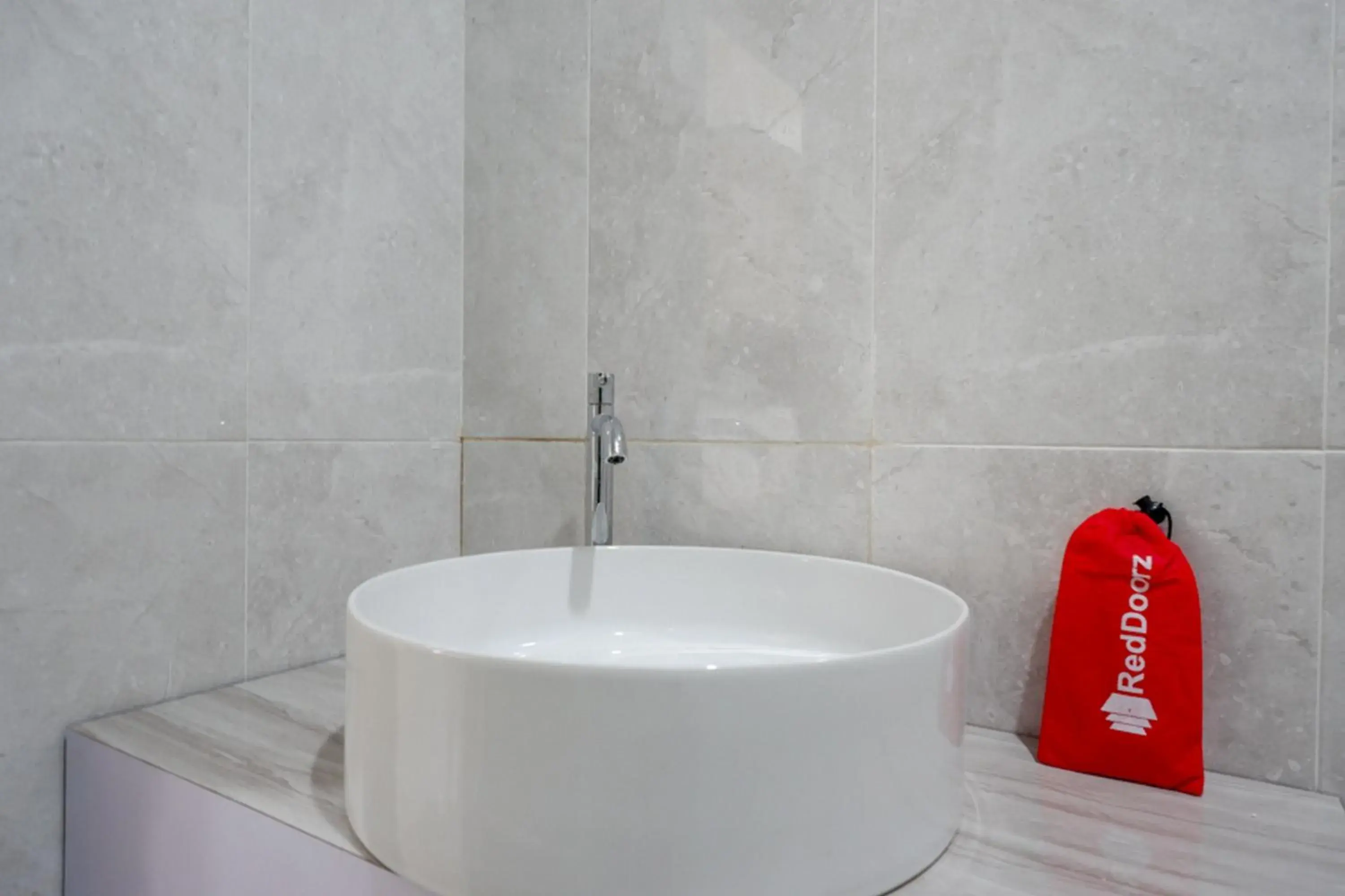 Bathroom in RedDoorz Syariah near Mutiara SIS Al Jufrie Airport Palu 2 Bathroom in RedDoorz Syariah near Mutiara SIS Al Jufrie Airport Palu 2