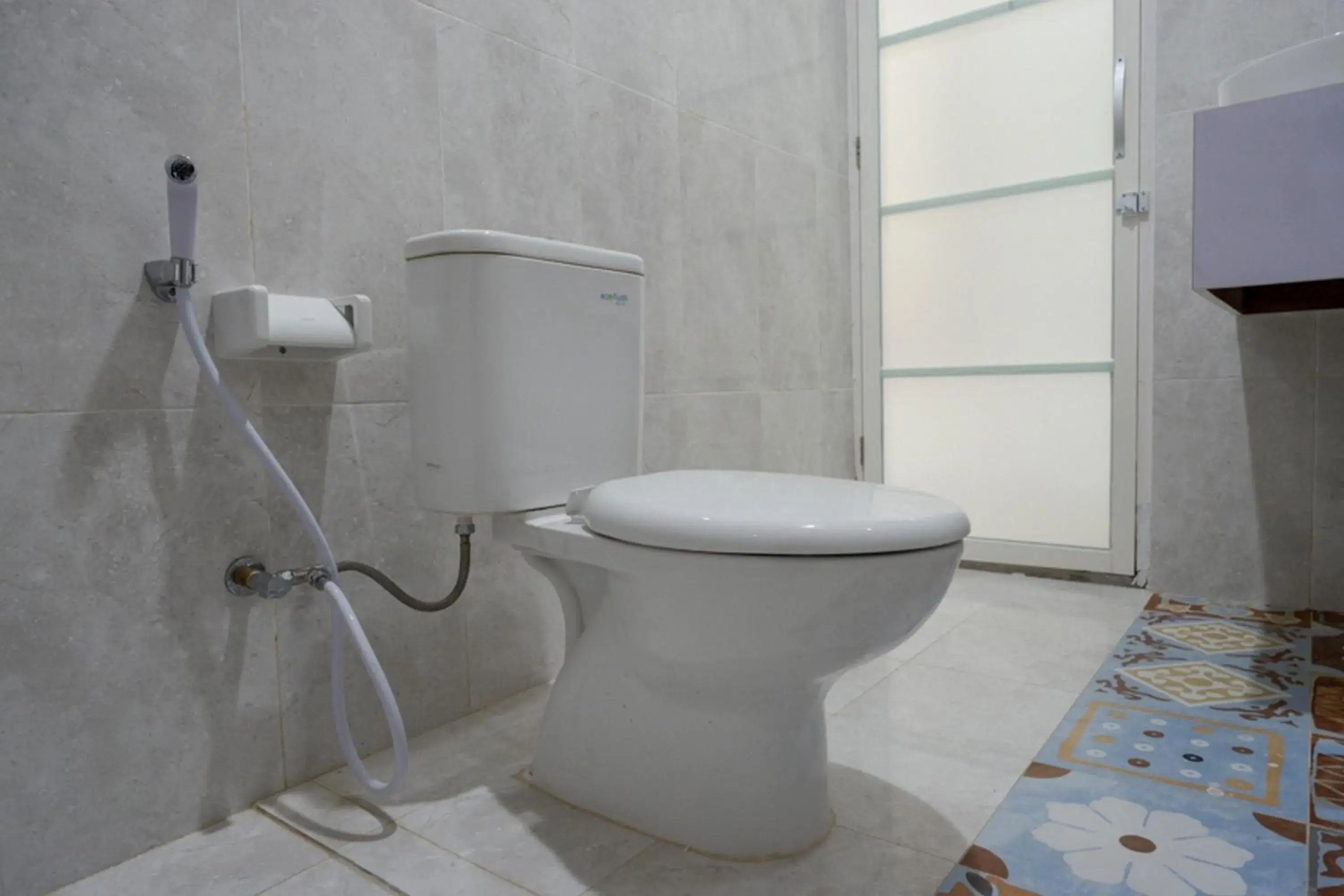 Toilet in RedDoorz Syariah near Mutiara SIS Al Jufrie Airport Palu 2 Toilet in RedDoorz Syariah near Mutiara SIS Al Jufrie Airport Palu 2