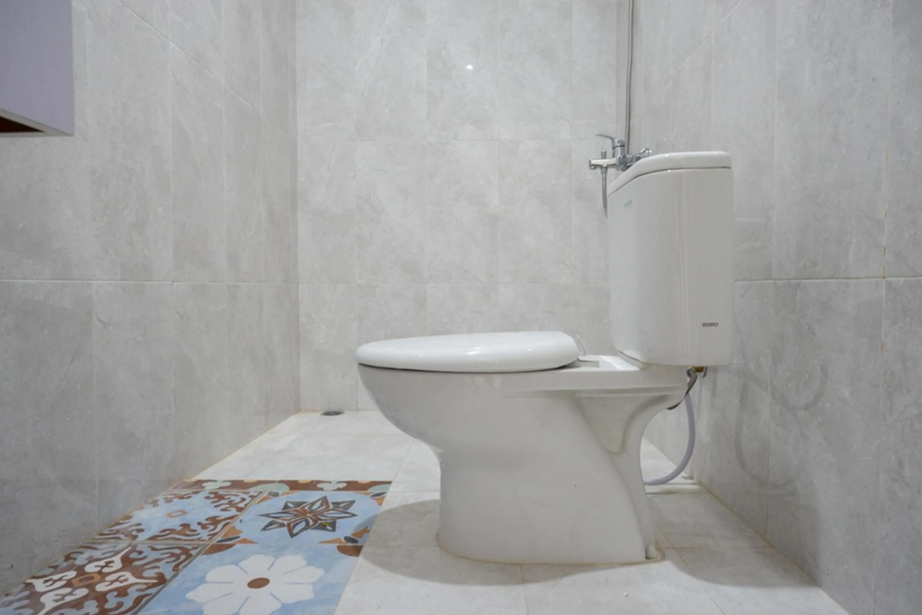 Bathroom in RedDoorz Syariah near Mutiara SIS Al Jufrie Airport Palu 2