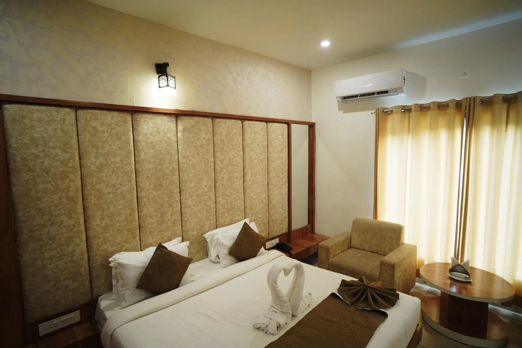Bed in Amar Bagh Resort