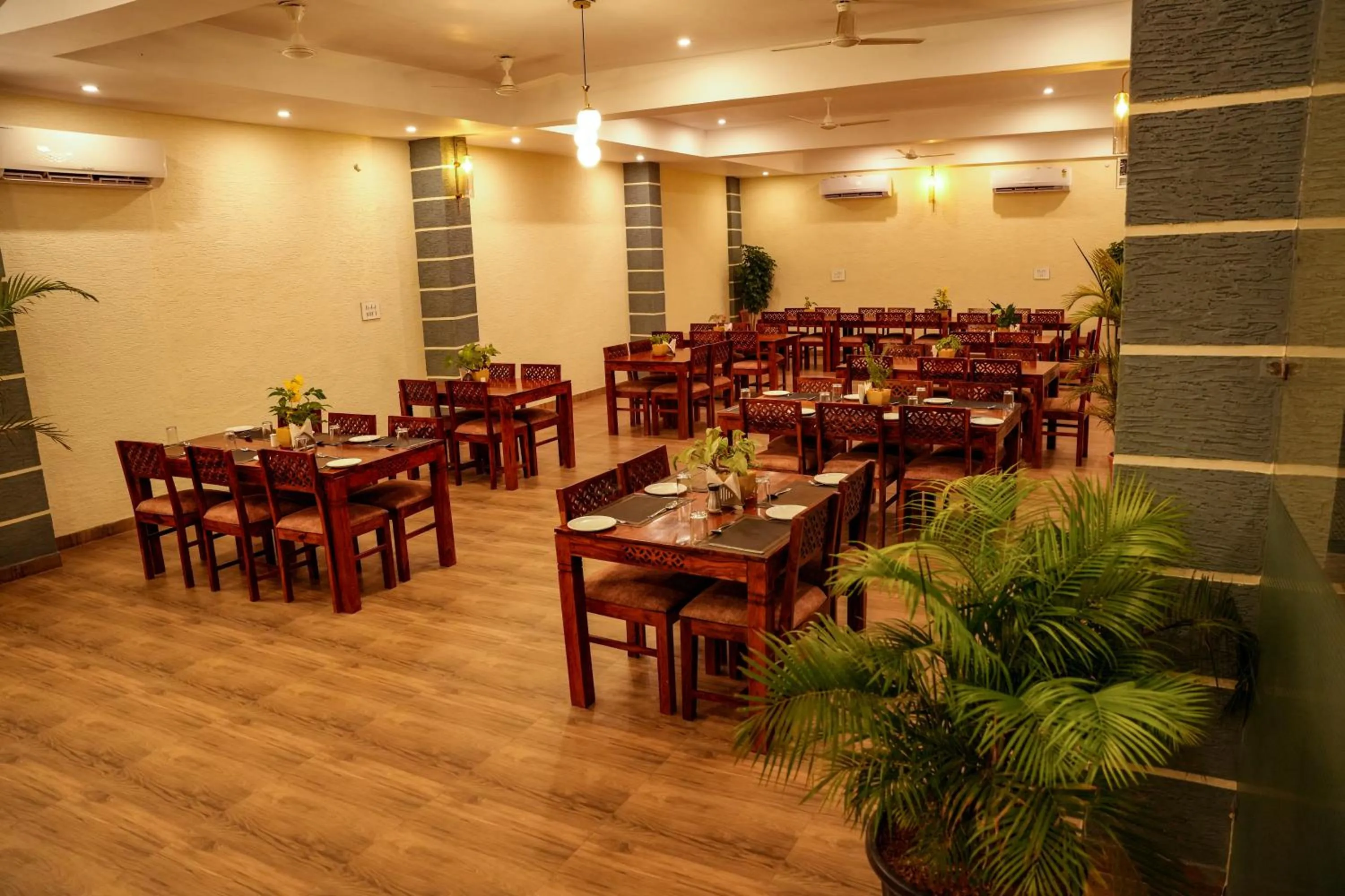 Restaurant/places to eat in Amar Bagh Resort