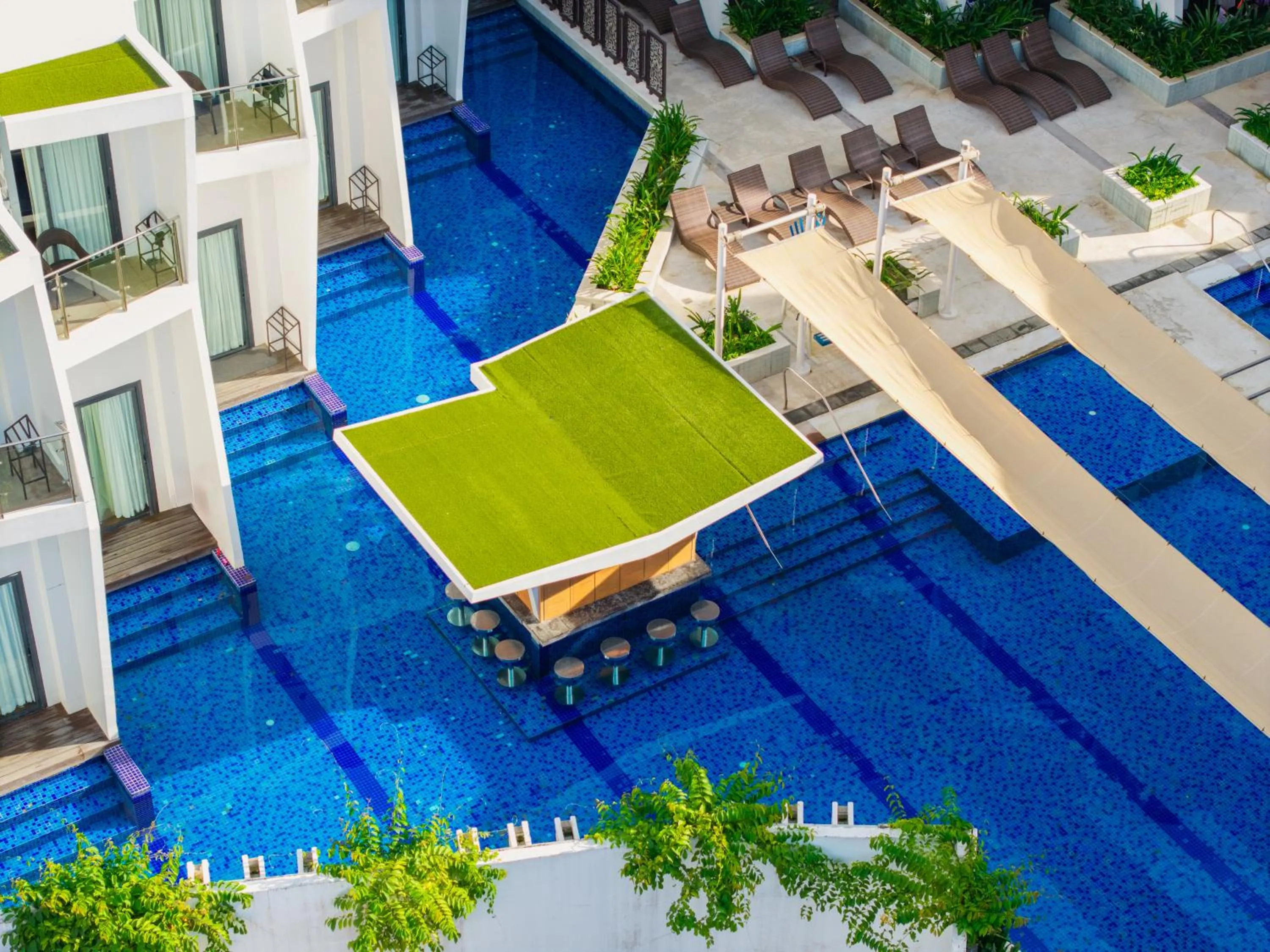 Swimming pool in Best Western Plus The Ivywall Resort-Panglao