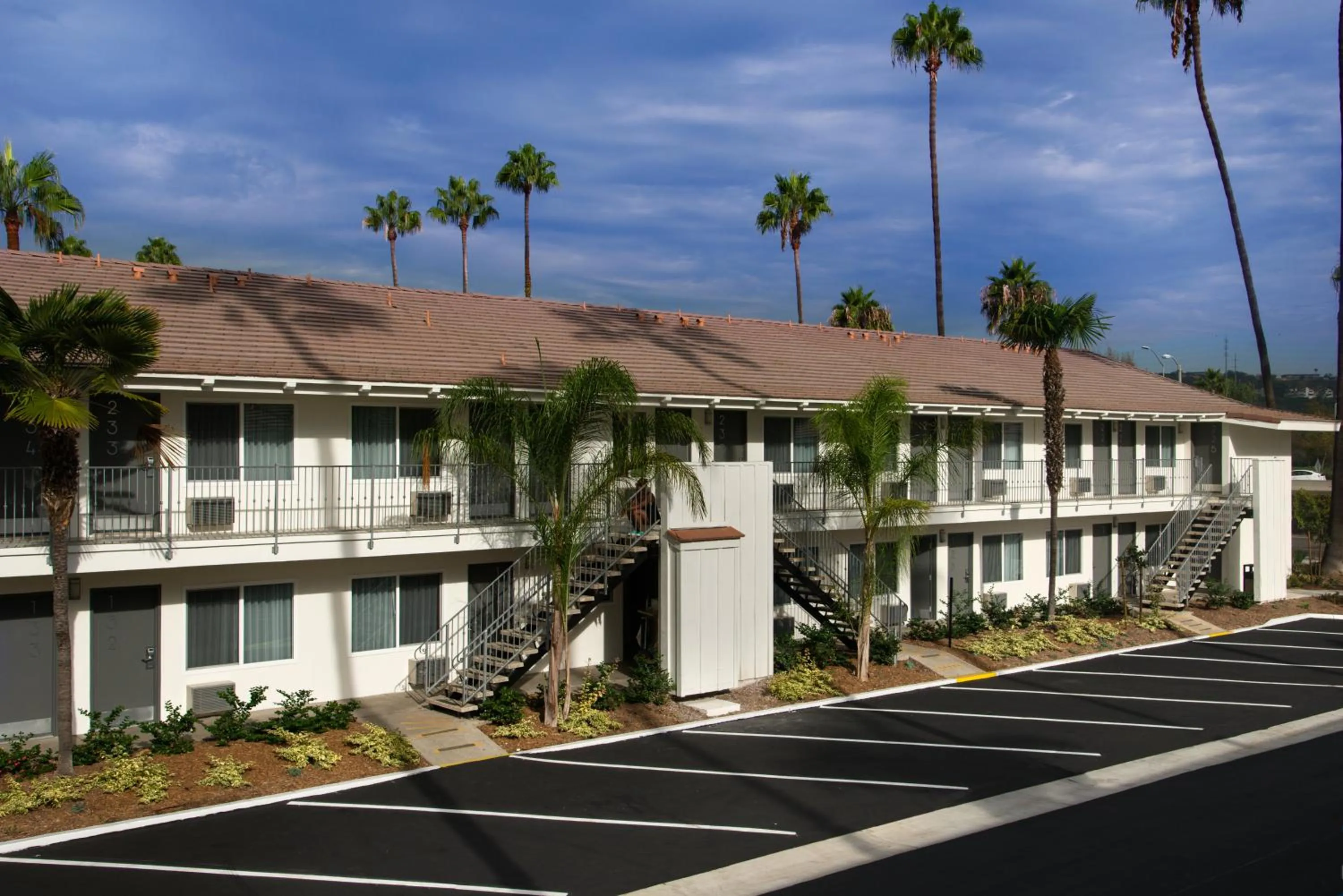 Property building in Hotel Iris - Mission Valley-San Diego Zoo-SeaWorld