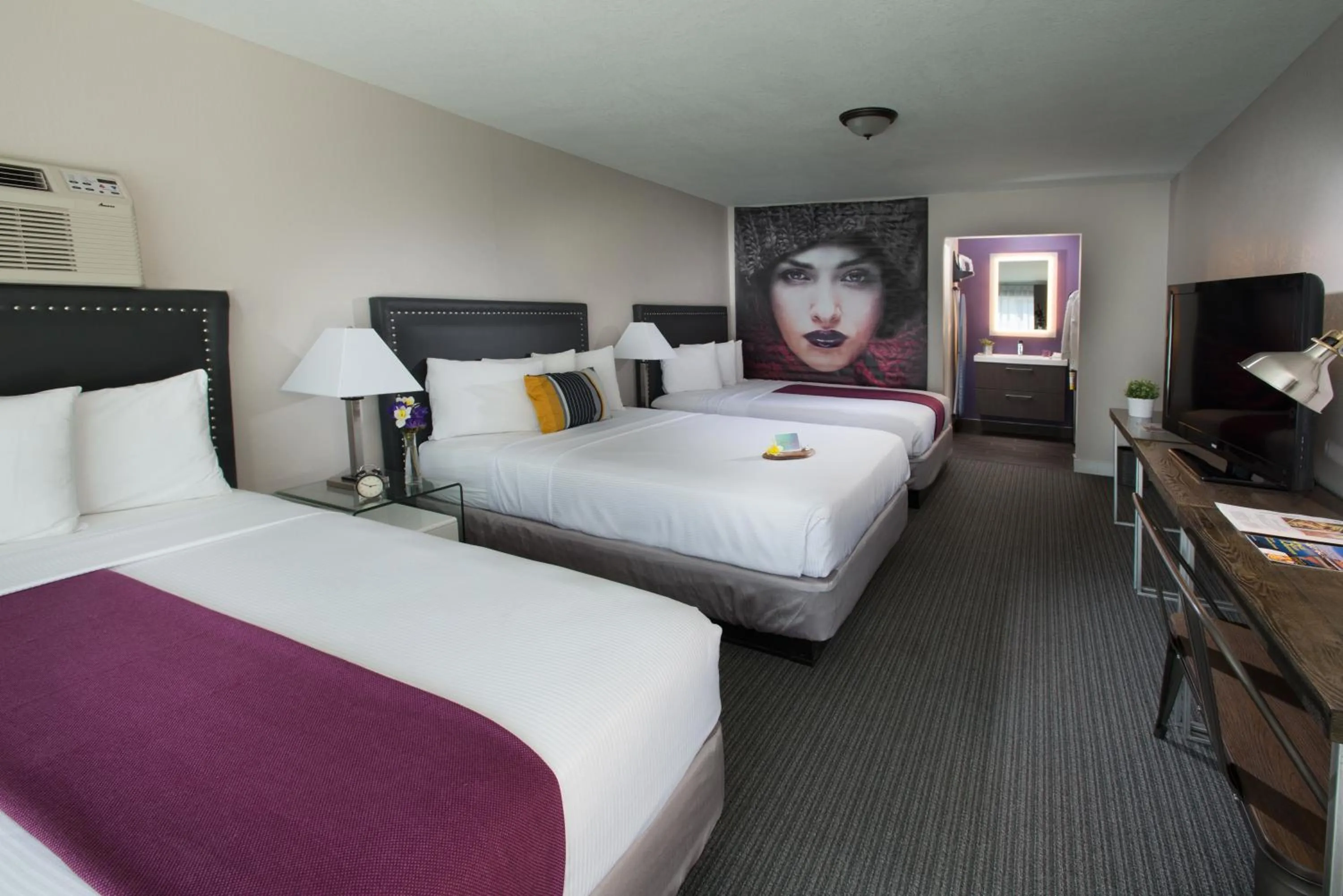 Bed in Hotel Iris - Mission Valley-San Diego Zoo-SeaWorld