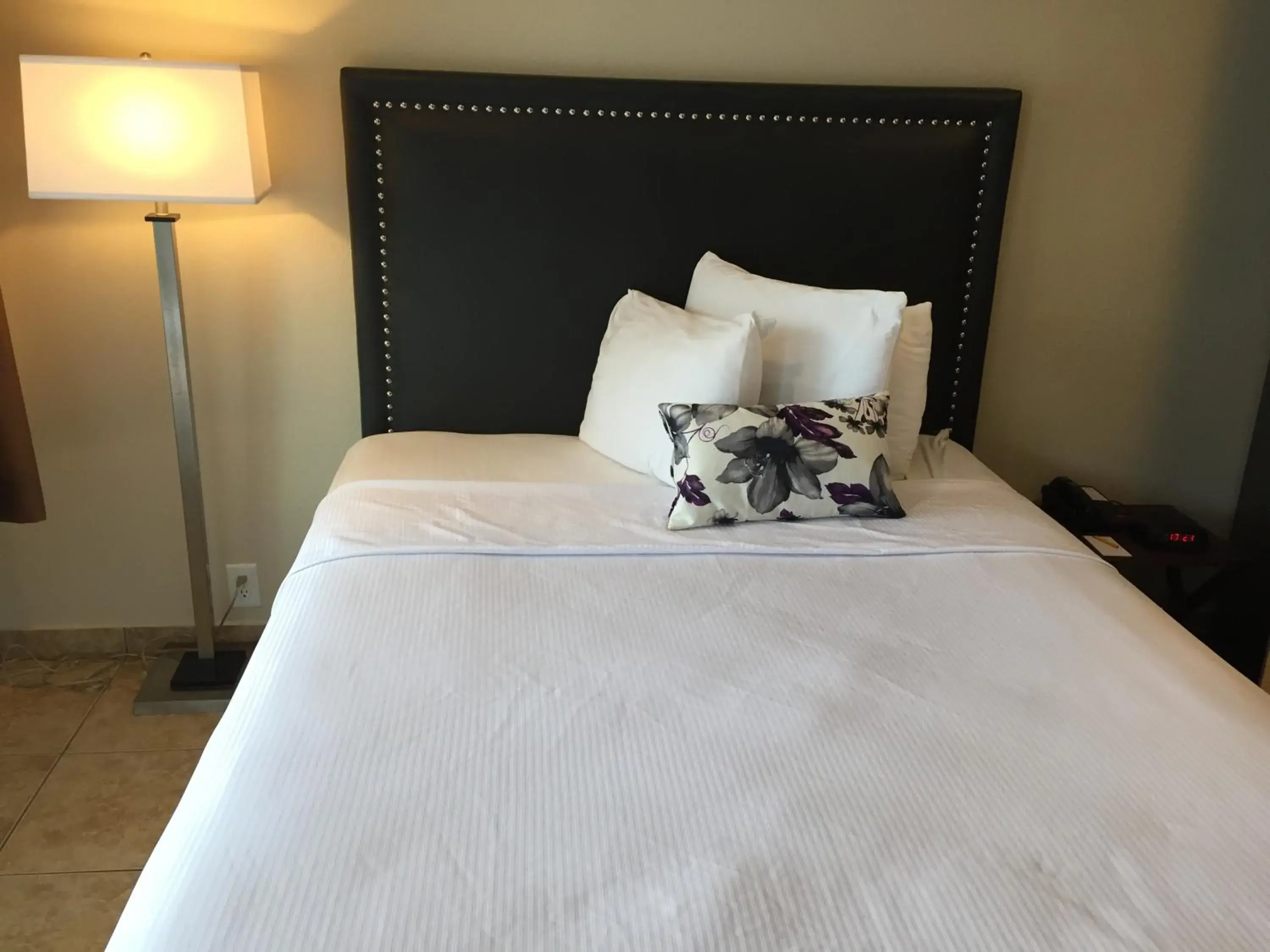 Bed in Hotel Iris - Mission Valley-San Diego Zoo-SeaWorld Bed in Hotel Iris - Mission Valley-San Diego Zoo-SeaWorld