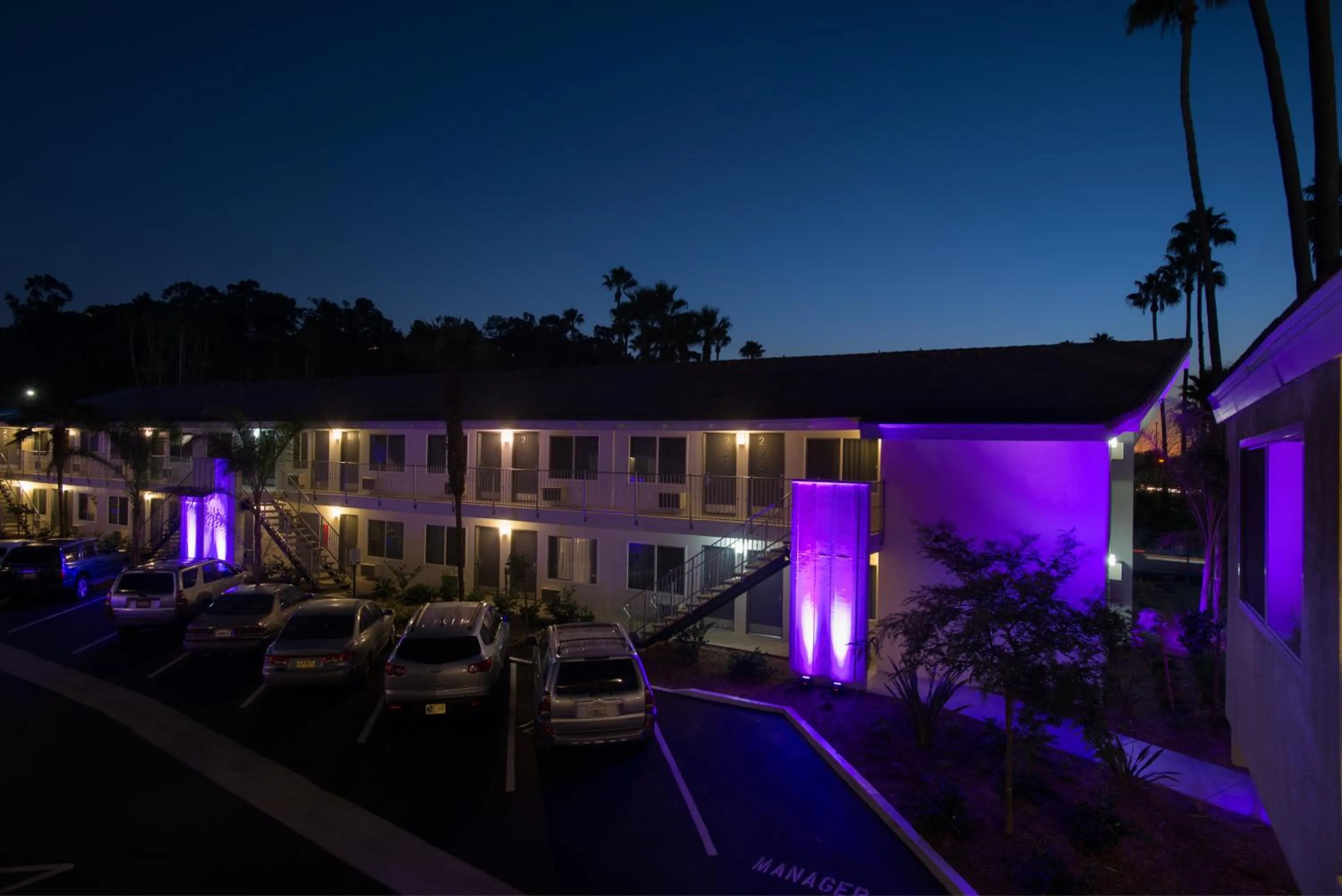 Property building in Hotel Iris - Mission Valley-San Diego Zoo-SeaWorld