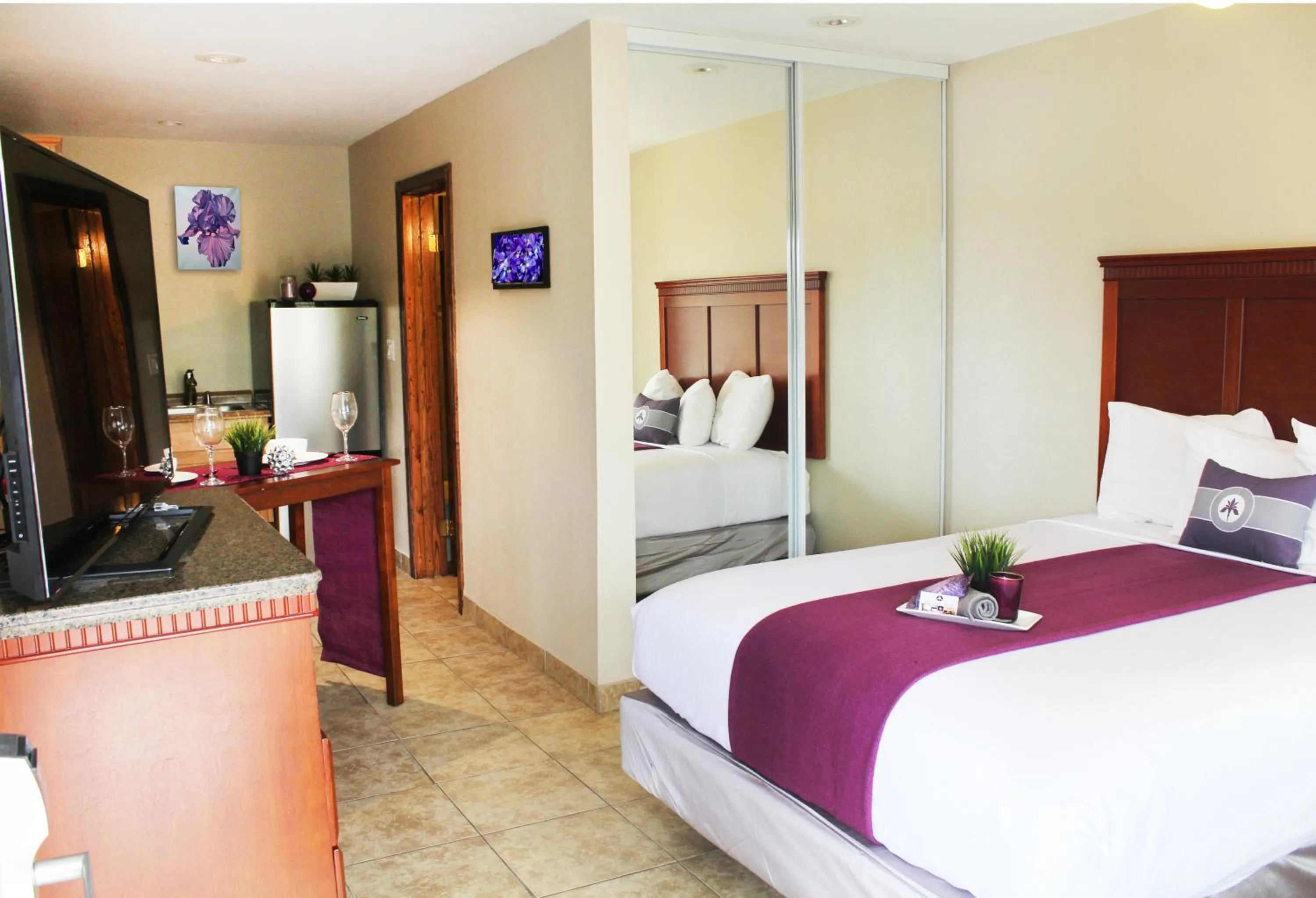 Bed in Hotel Iris - Mission Valley-San Diego Zoo-SeaWorld