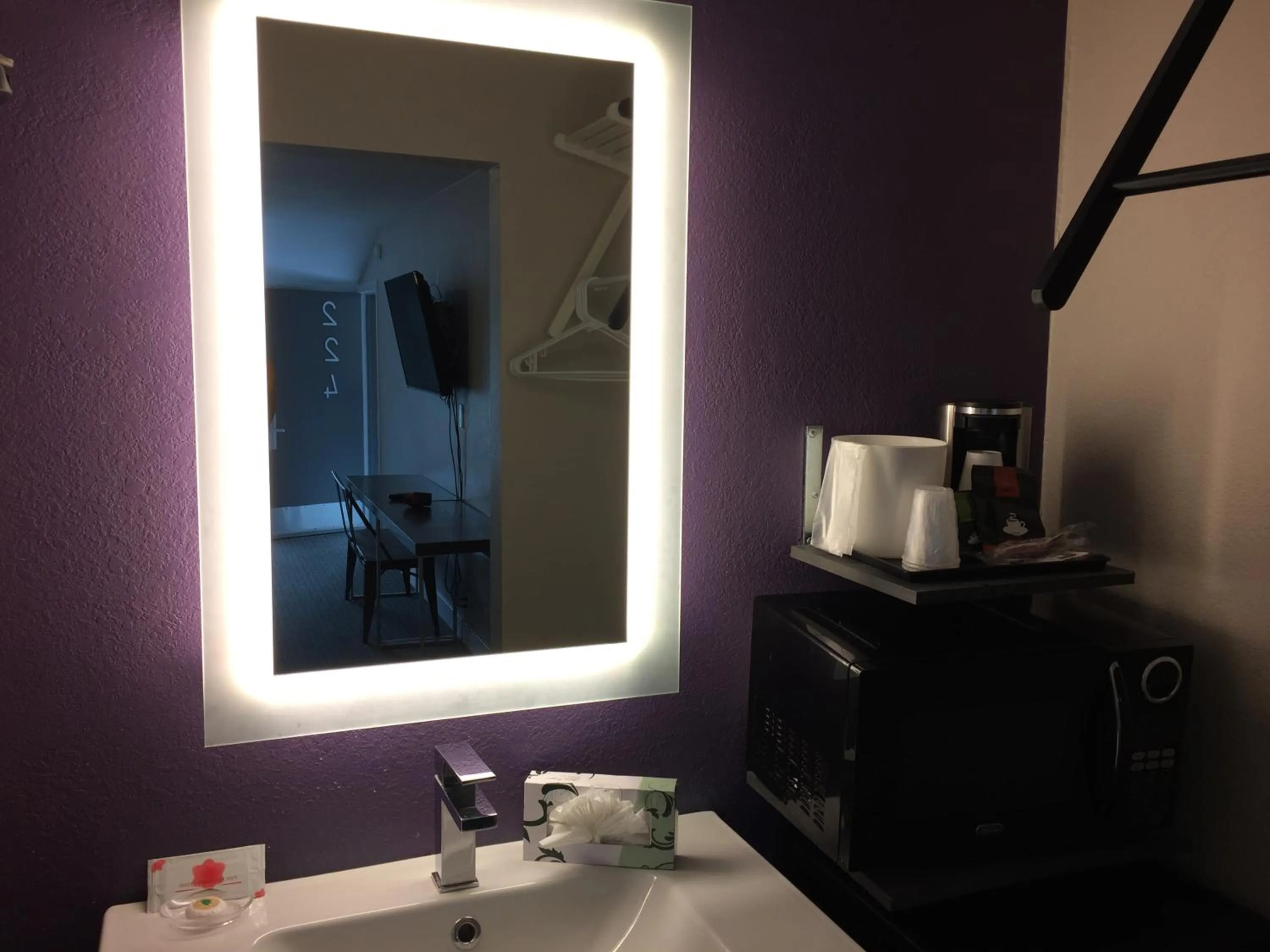 Bathroom in Hotel Iris - Mission Valley-San Diego Zoo-SeaWorld