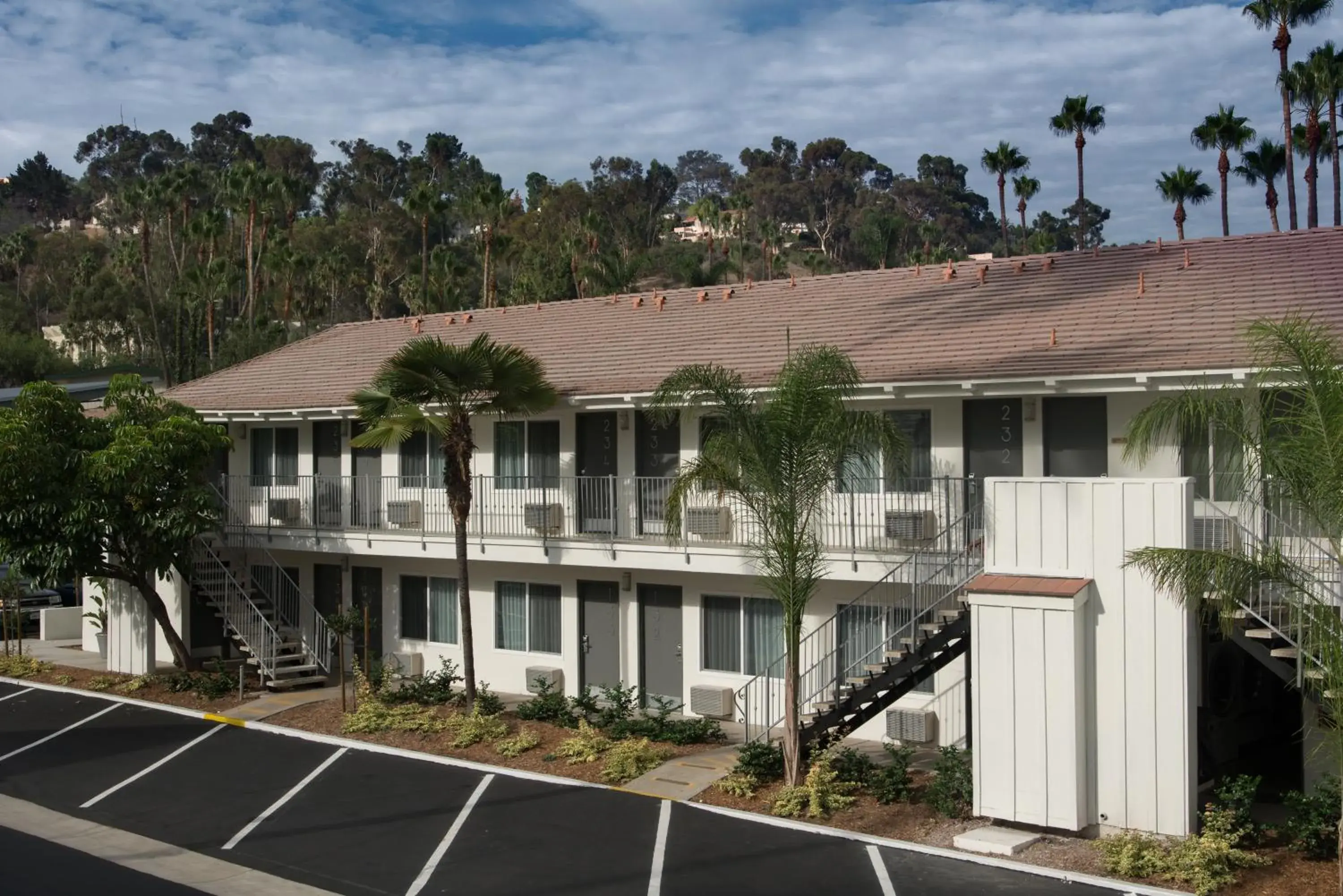 Property building in Hotel Iris - Mission Valley-San Diego Zoo-SeaWorld Property building in Hotel Iris - Mission Valley-San Diego Zoo-SeaWorld