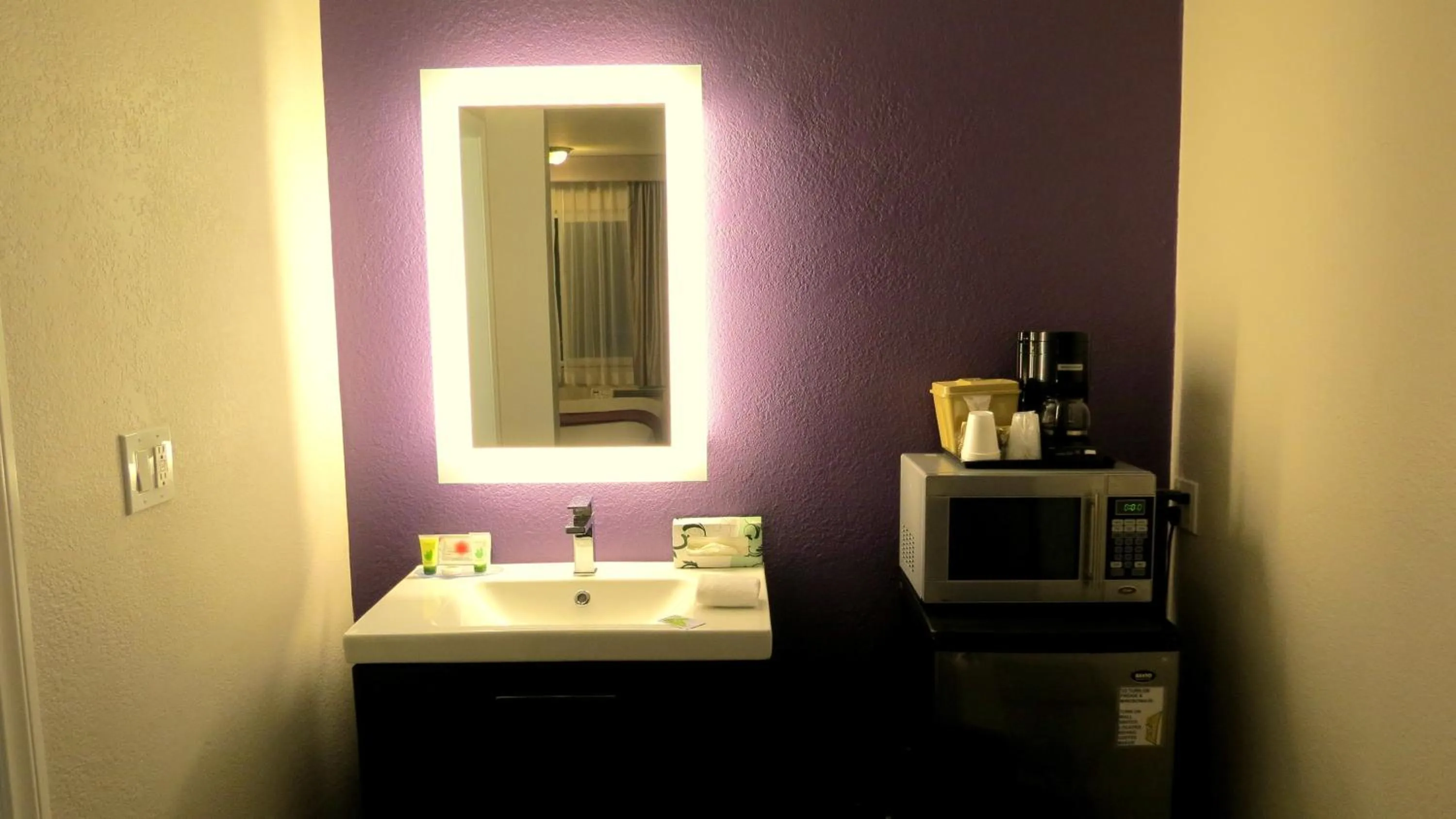 Bathroom in Hotel Iris - Mission Valley-San Diego Zoo-SeaWorld