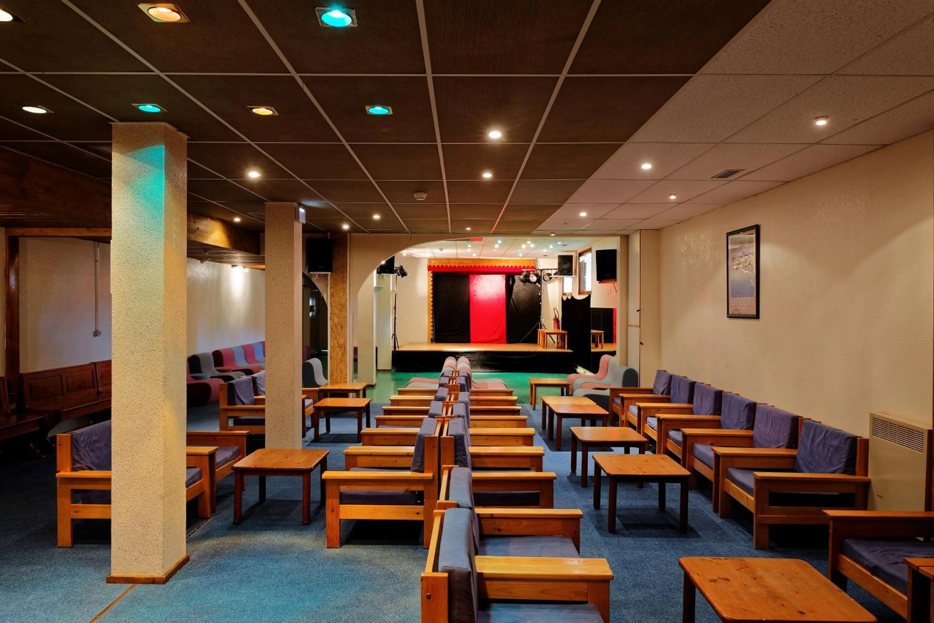 Evening entertainment in Hôtel Club Le Risoux