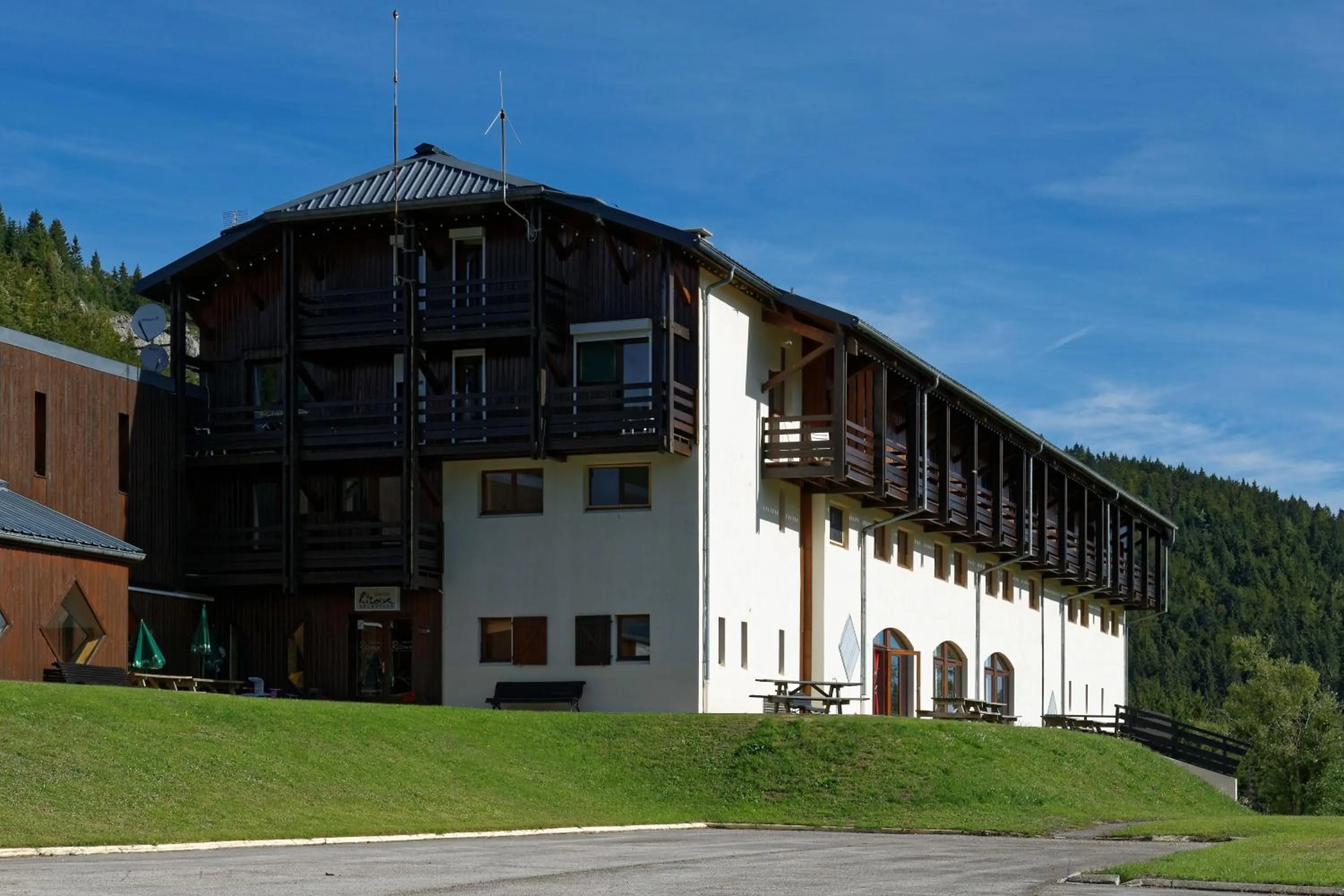 Facade/entrance in Hôtel Club Le Risoux