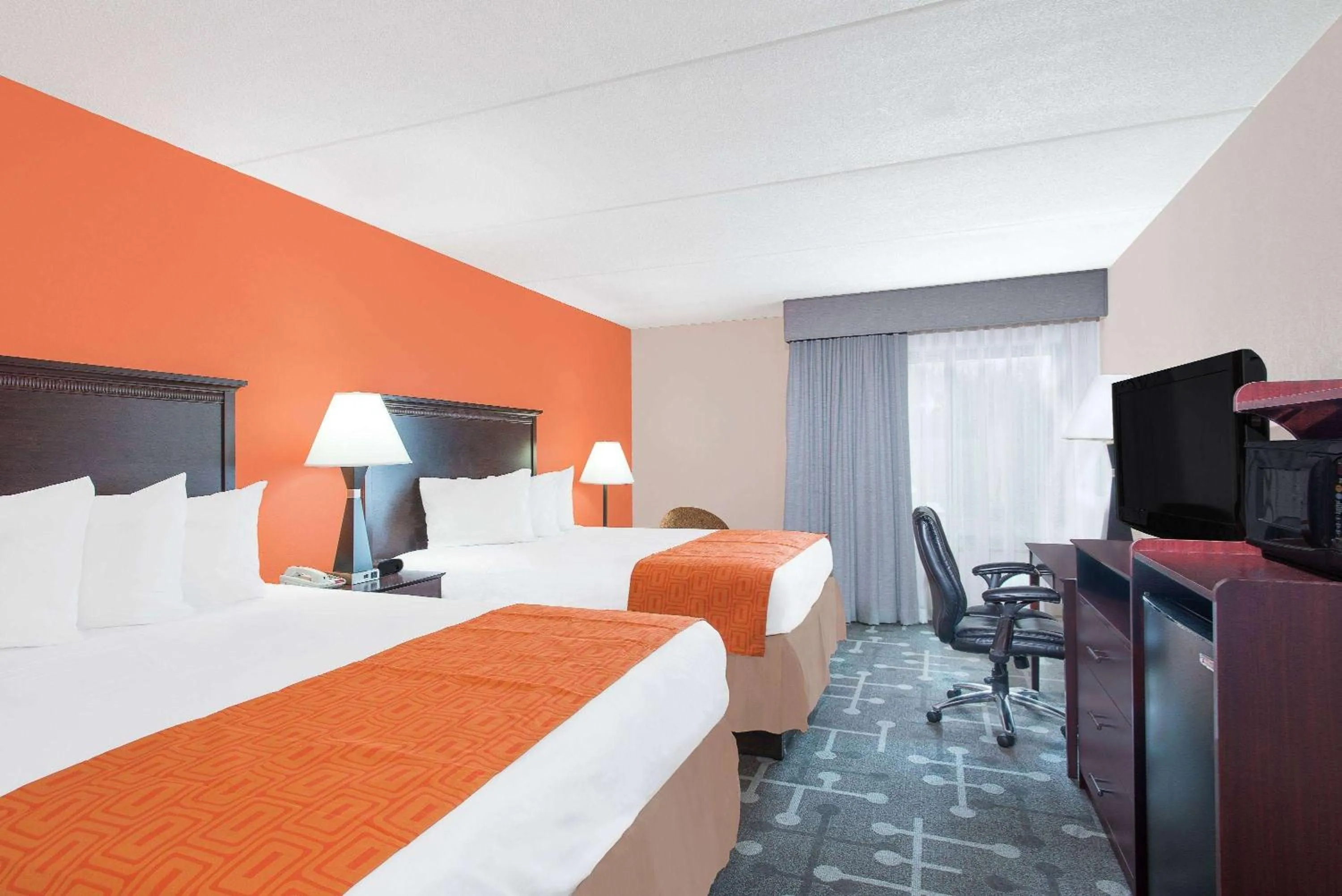 Photo of the whole room, Bed in Howard Johnson by Wyndham Saugerties