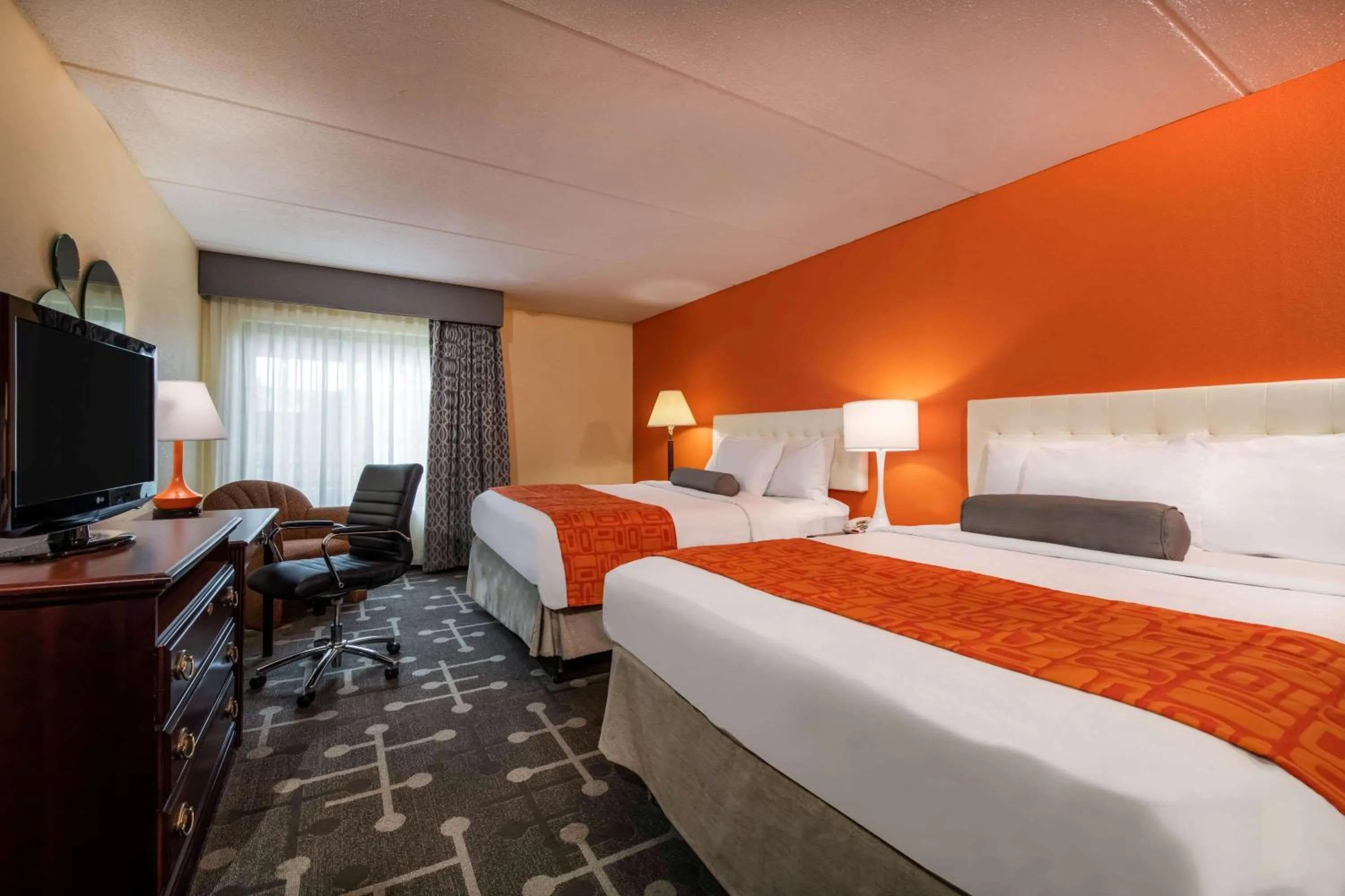 Photo of the whole room, Bed in Howard Johnson by Wyndham Saugerties