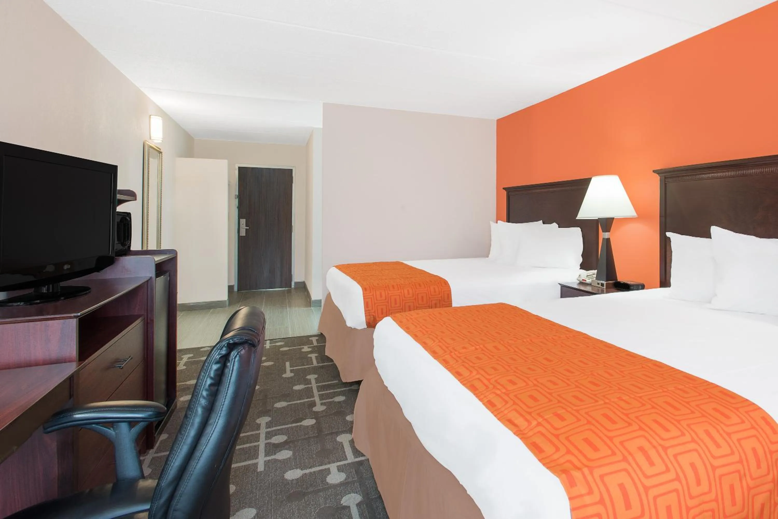 Photo of the whole room, Bed in Howard Johnson by Wyndham Saugerties