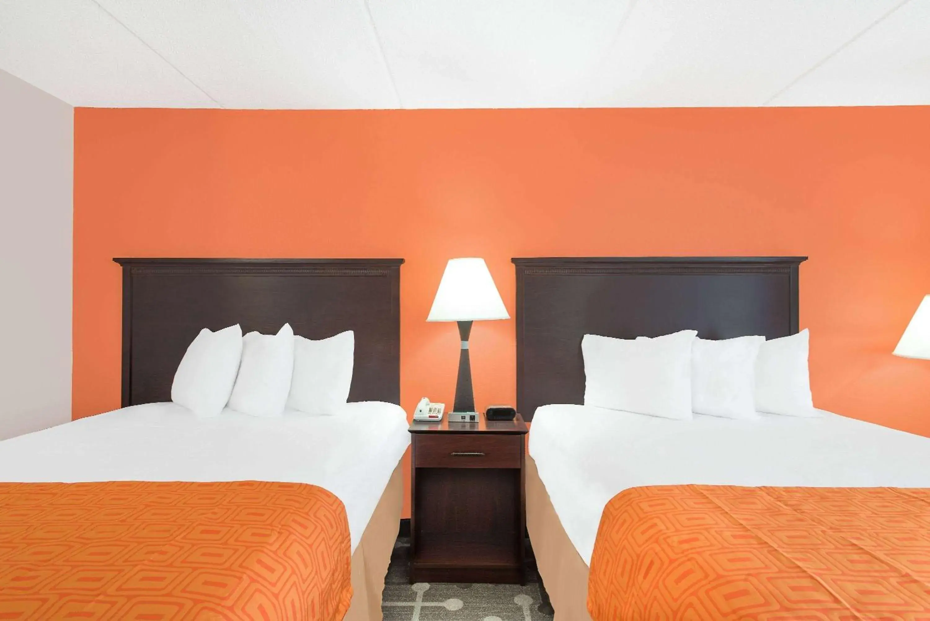 Photo of the whole room, Bed in Howard Johnson by Wyndham Saugerties Photo of the whole room, Bed in Howard Johnson by Wyndham Saugerties