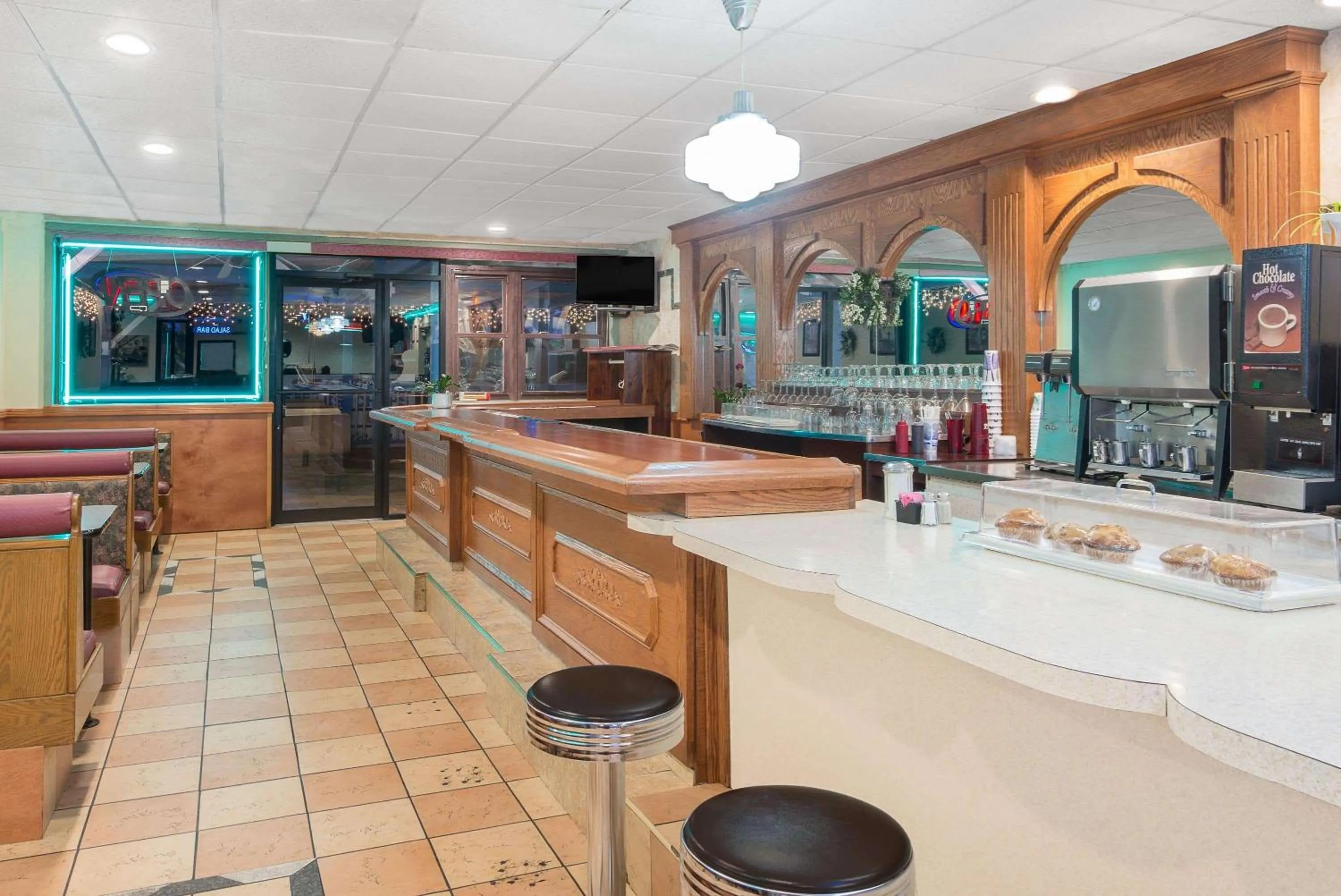 Restaurant/places to eat in Howard Johnson by Wyndham Saugerties