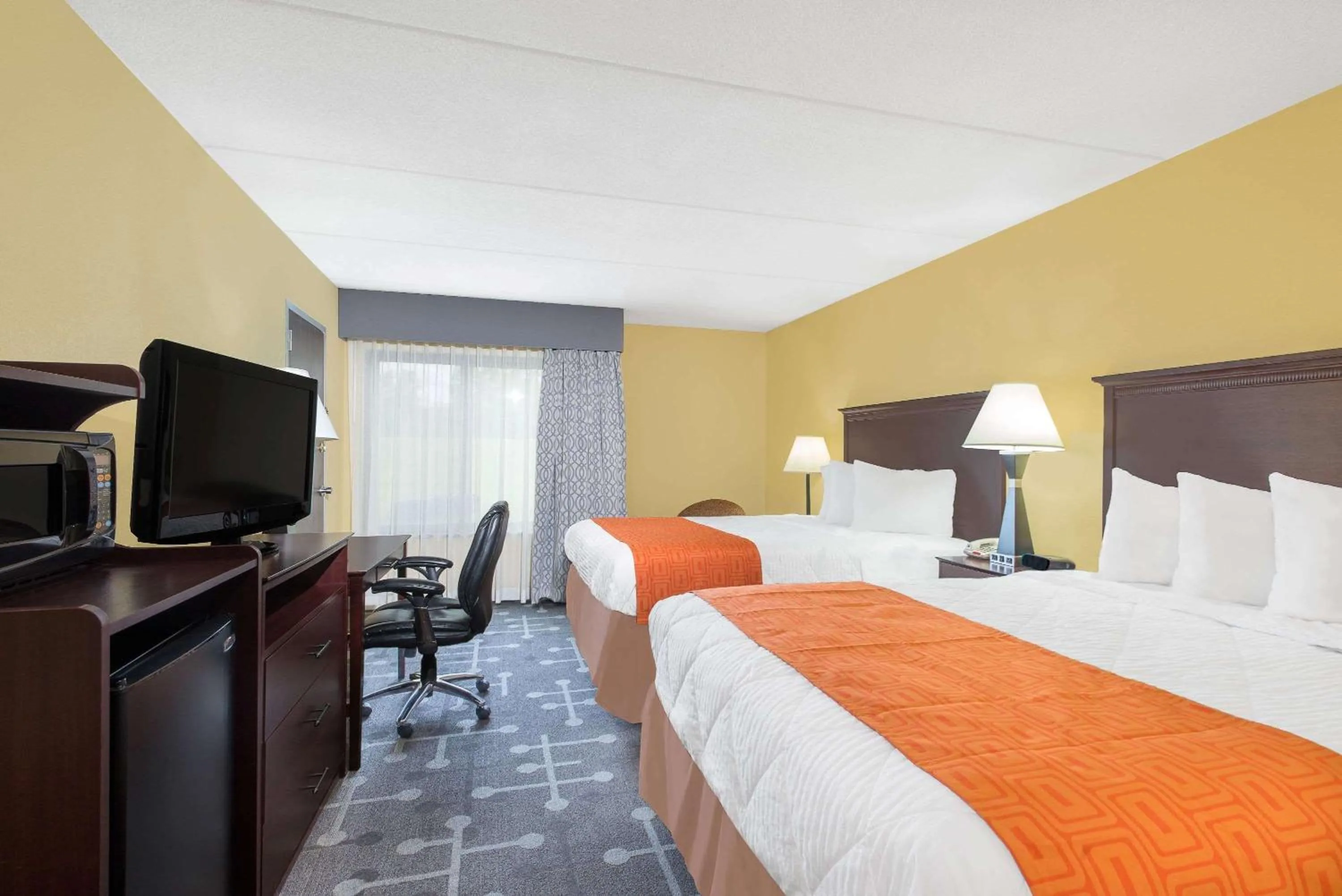 Photo of the whole room, Bed in Howard Johnson by Wyndham Saugerties