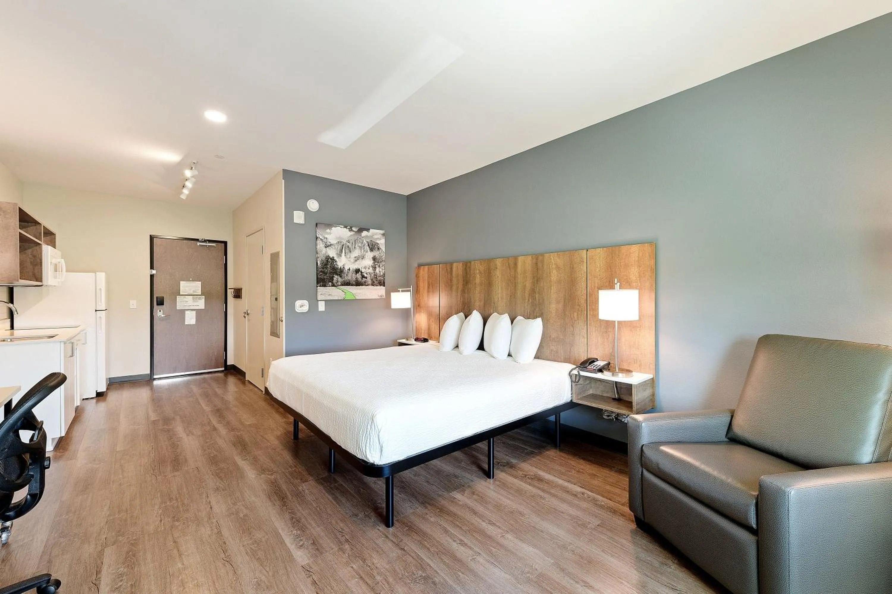 Photo of the whole room, Bed in Extended Stay America Premier Suites - Savannah - Pooler