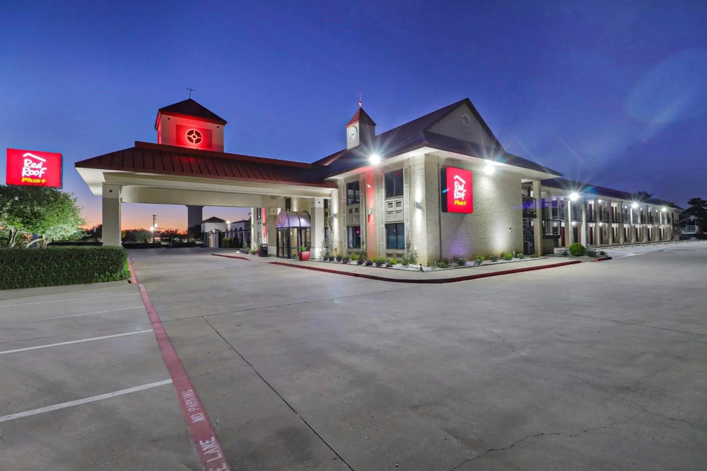 Property building in Red Roof Inn PLUS+ Dallas - Addison Property building in Red Roof Inn PLUS+ Dallas - Addison