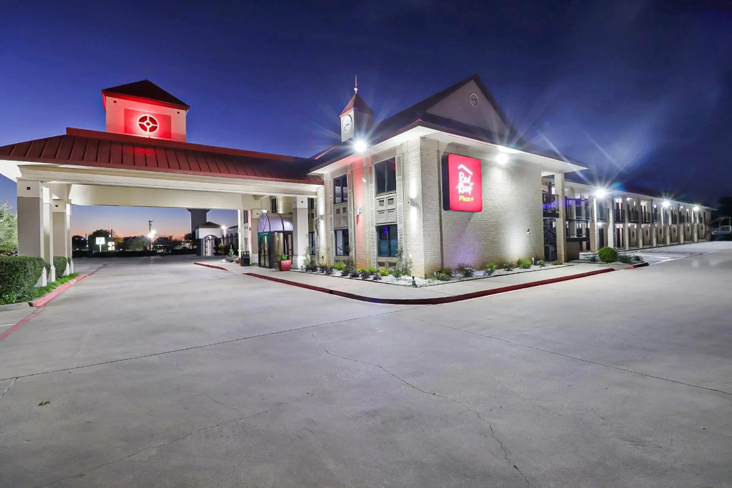 Property building in Red Roof Inn PLUS+ Dallas - Addison Property building in Red Roof Inn PLUS+ Dallas - Addison