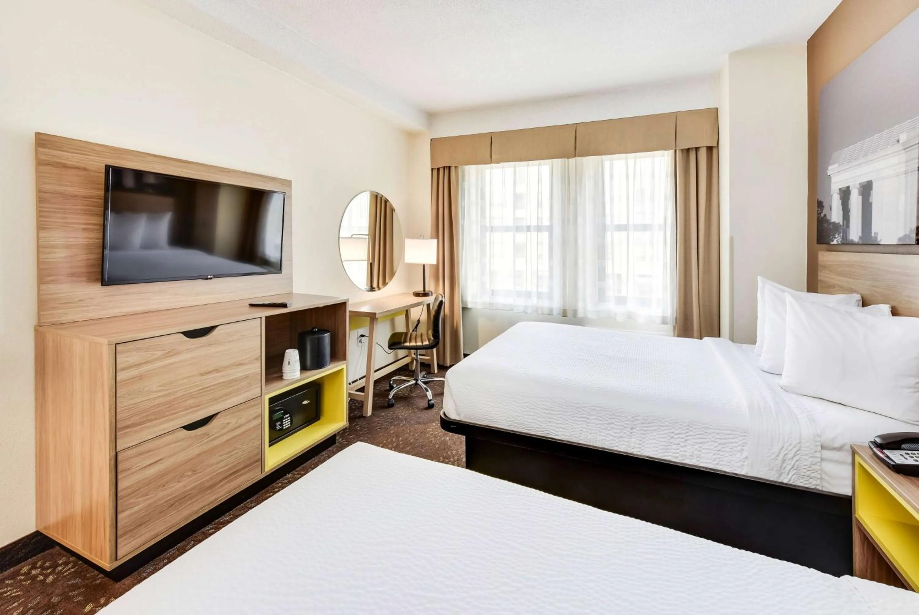 Photo of the whole room, Bed in Days Inn by Wyndham Washington DC/Connecticut Avenue