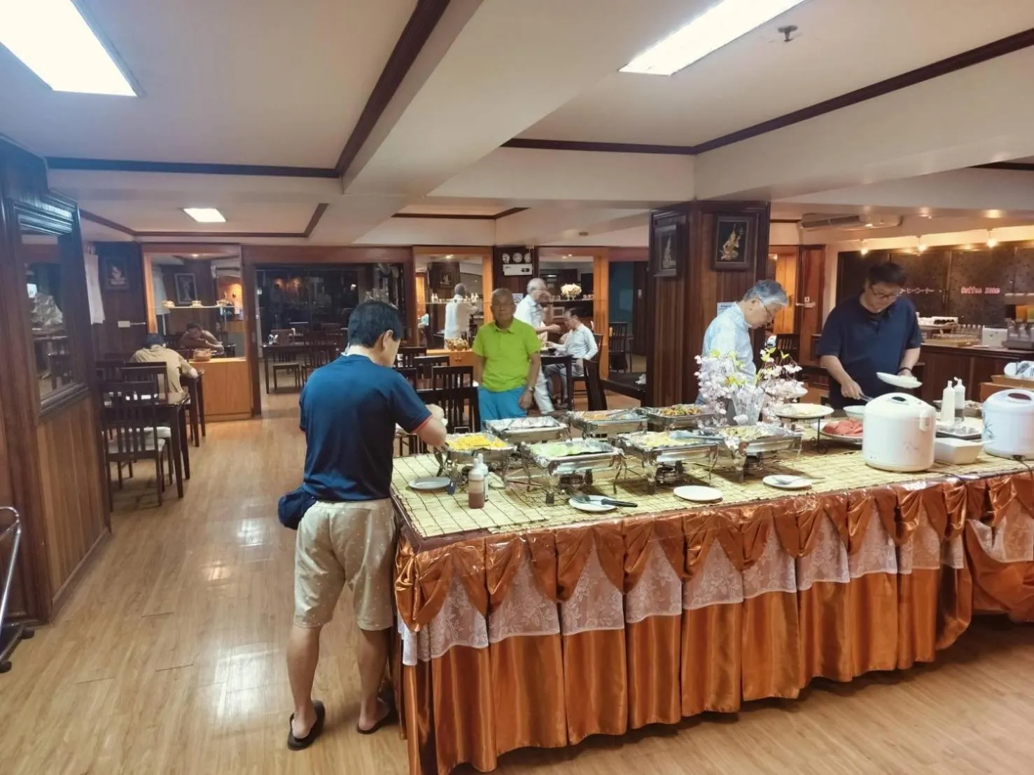 Restaurant/places to eat in Yamadaya Apartment