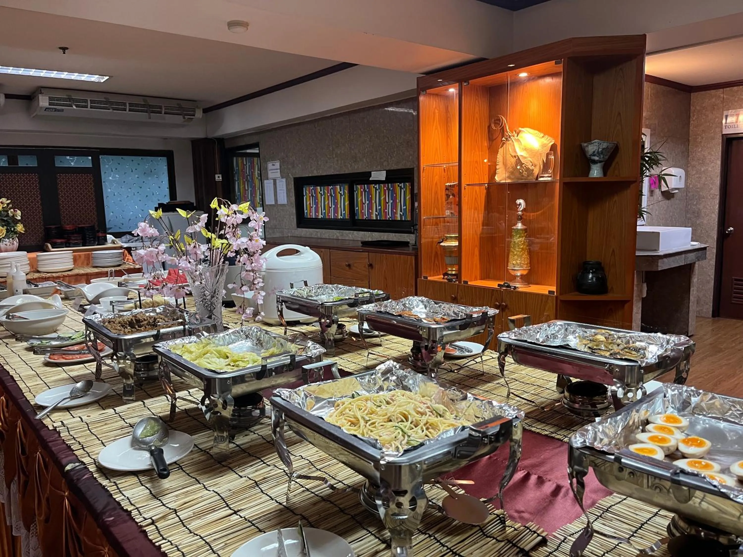 Restaurant/places to eat in Yamadaya Apartment